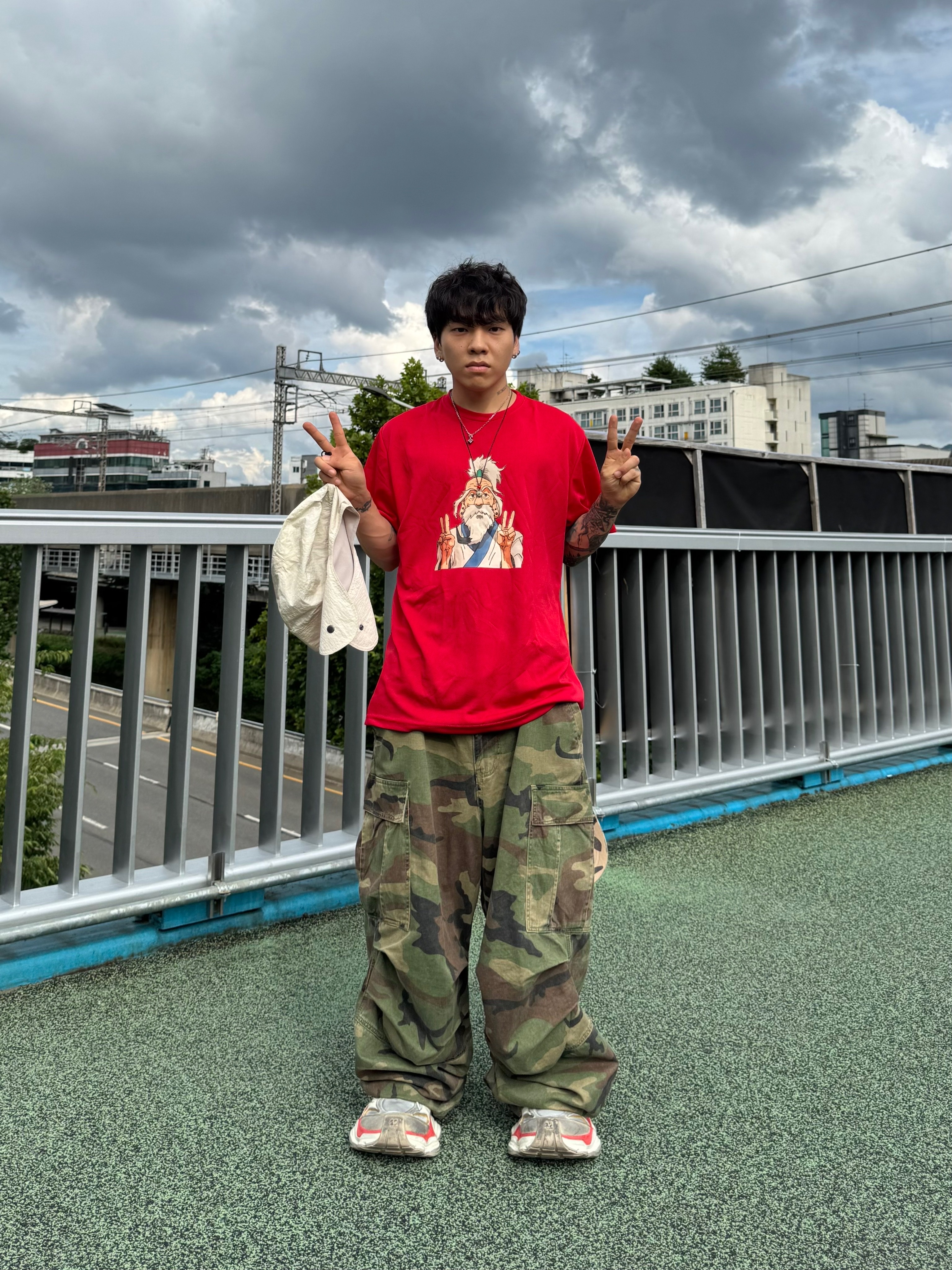 NOD Stone Washed Cargo Pants Camo, Balenciaga Cargo Sneakers Beige Grey Red 착용 스타일 - 1