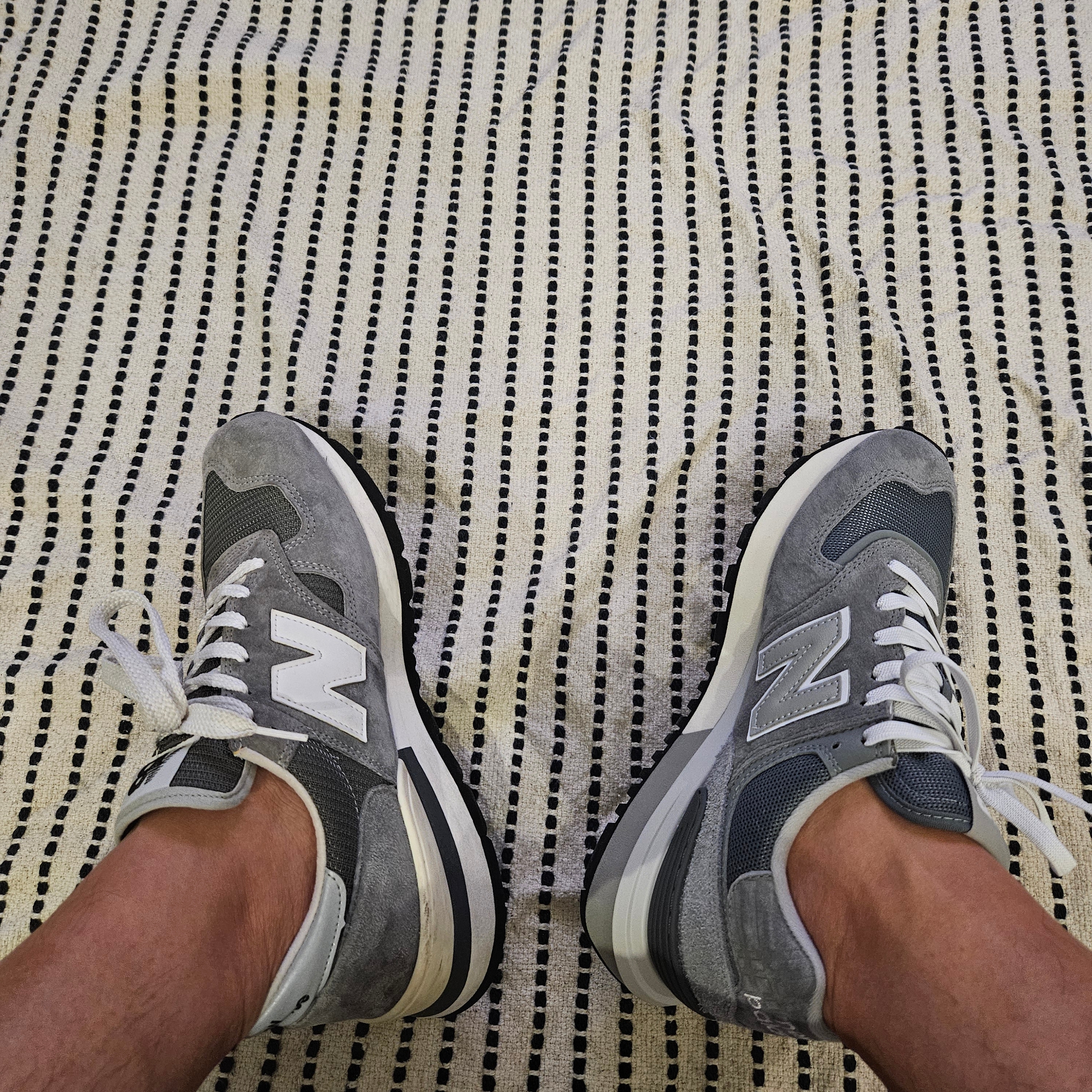 New Balance 574 Legacy Grey - D Standard, New Balance 990 Made in USA Grey 착용 스타일 - 5