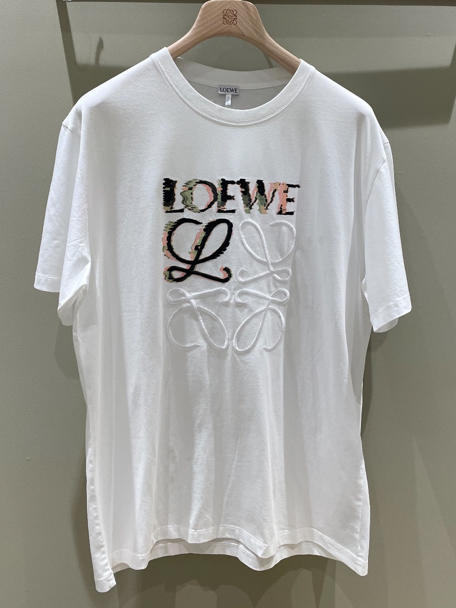 Loewe Relaxed Fit T-Shirt in Cotton White Multicolor 착용 스타일
