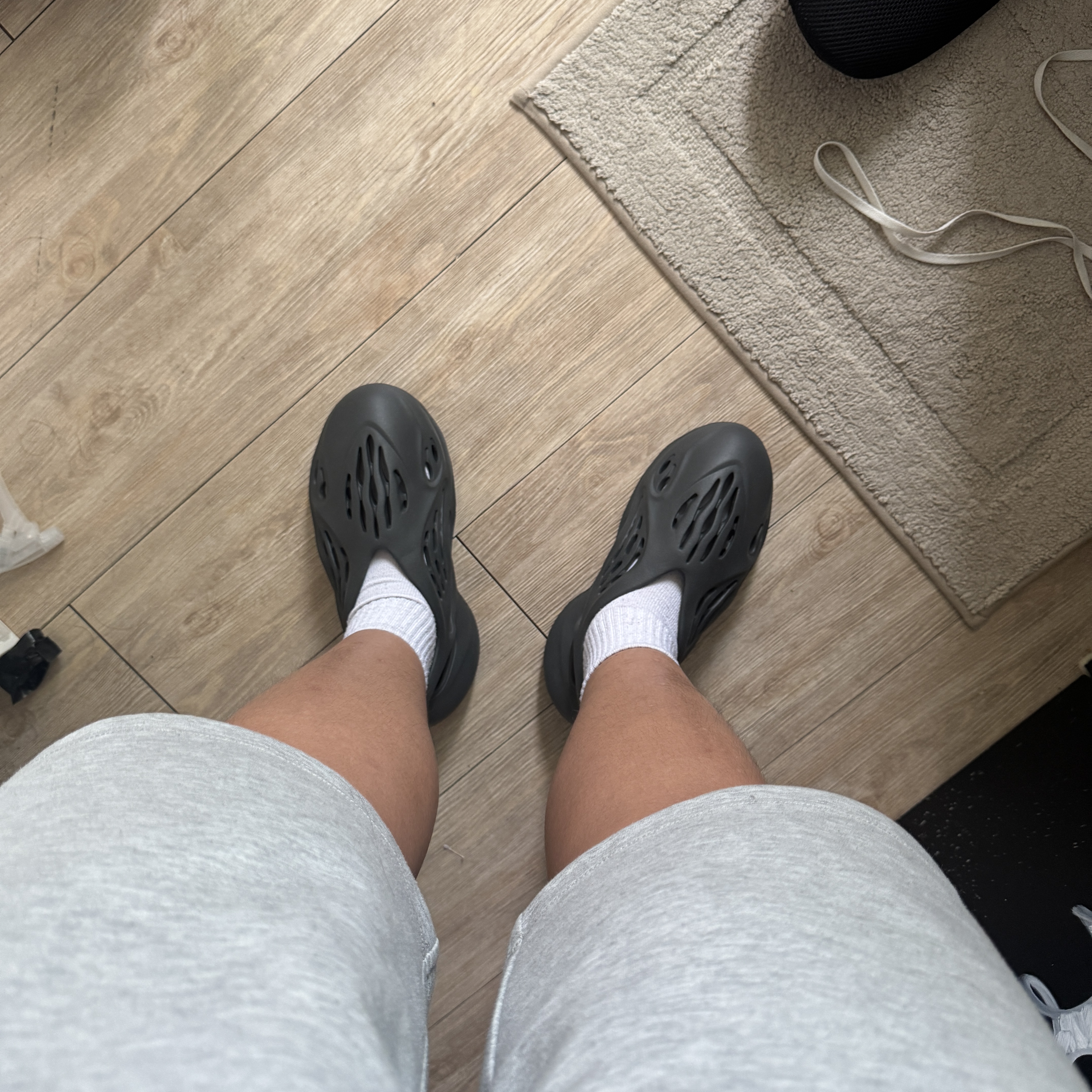 Adidas Yeezy Foam RNNR Carbon 착용 스타일 - 2