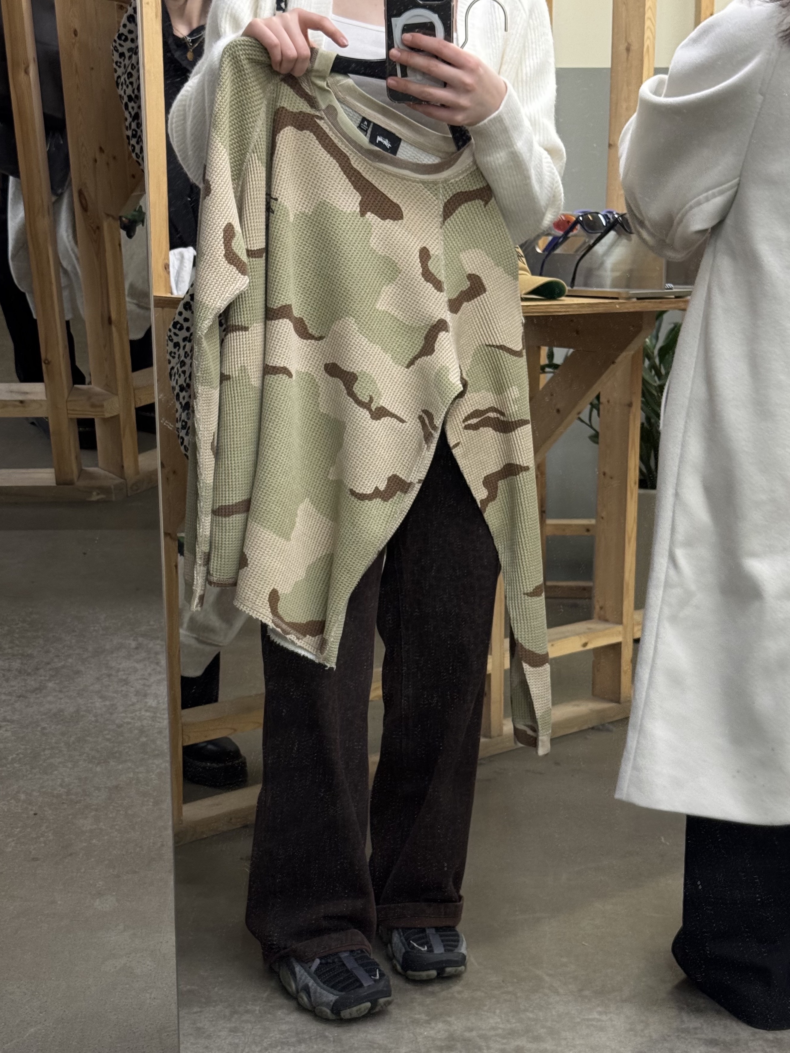 Stussy Raglan Thermal LS Crew Sand Camo 착용 스타일