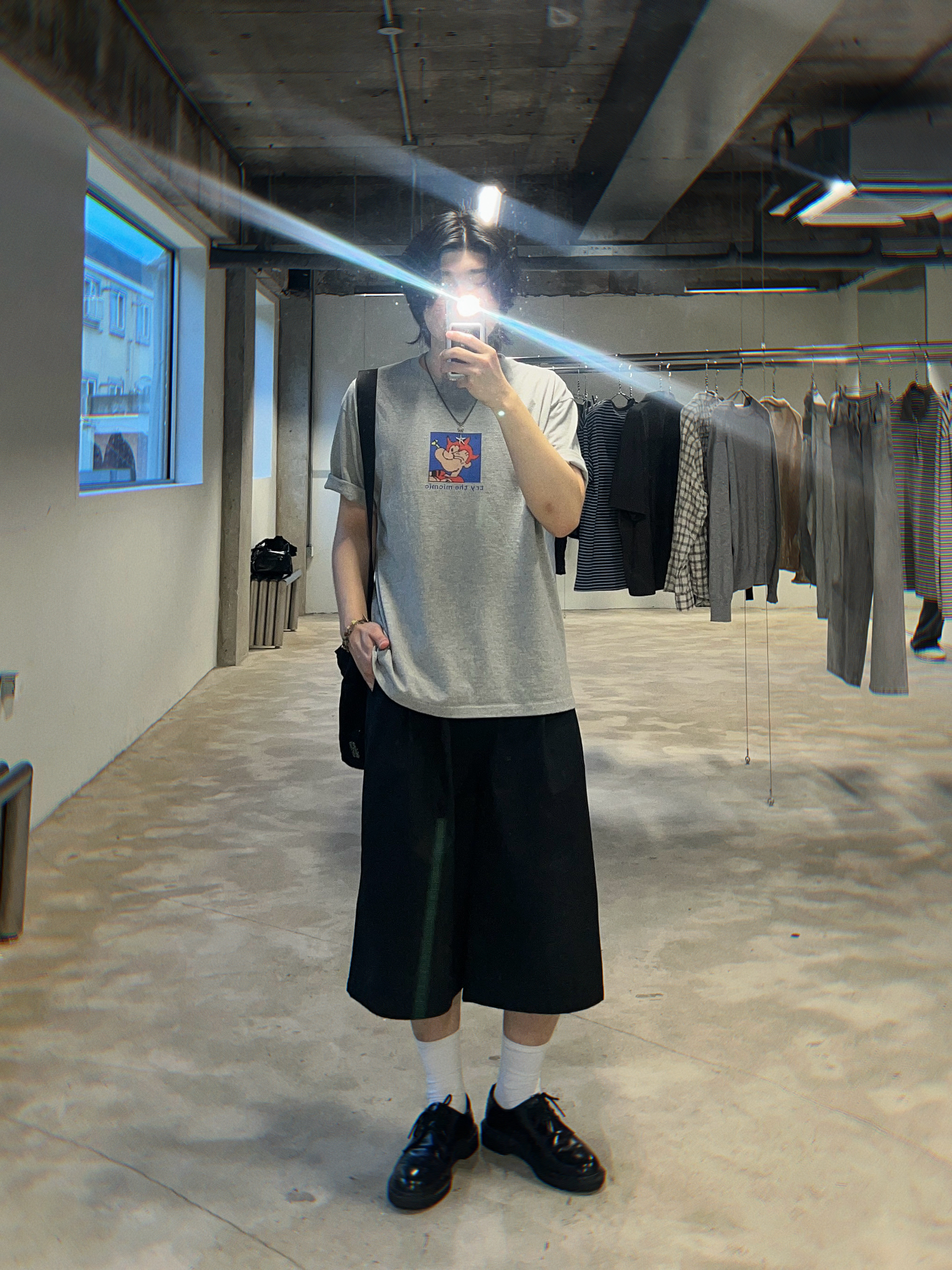 Amomento Two Tuck Wide Shorts Charcoal, Dr. Martens 1461 Mono Black 착용 스타일 - 2