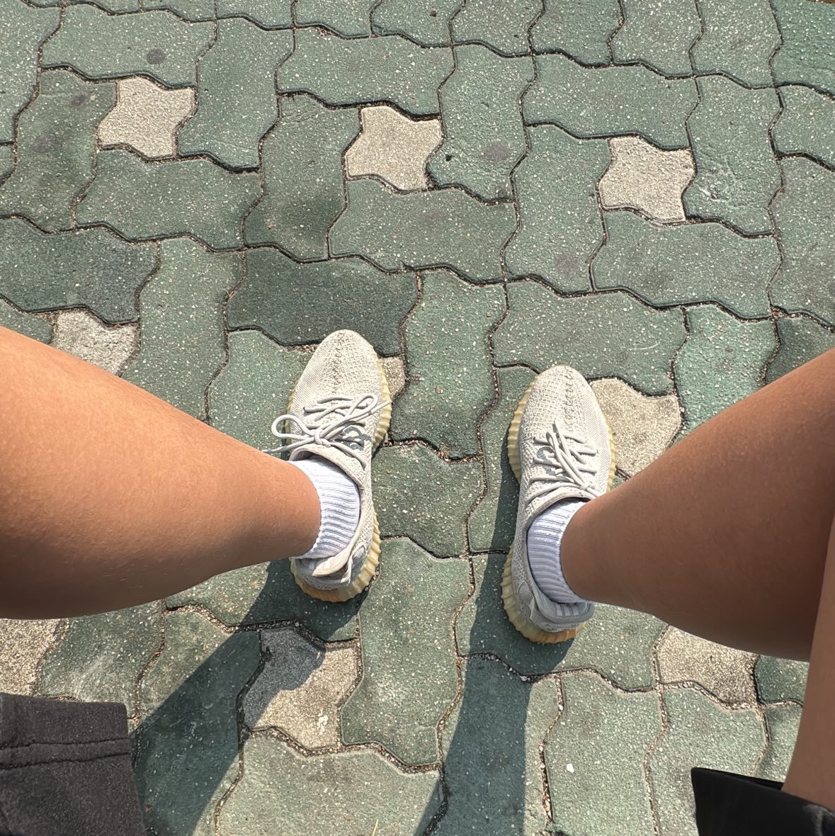 Adidas Yeezy Slide Salt, Adidas Yeezy Boost 350 V2 Sesame 2018 착용 스타일 - 3