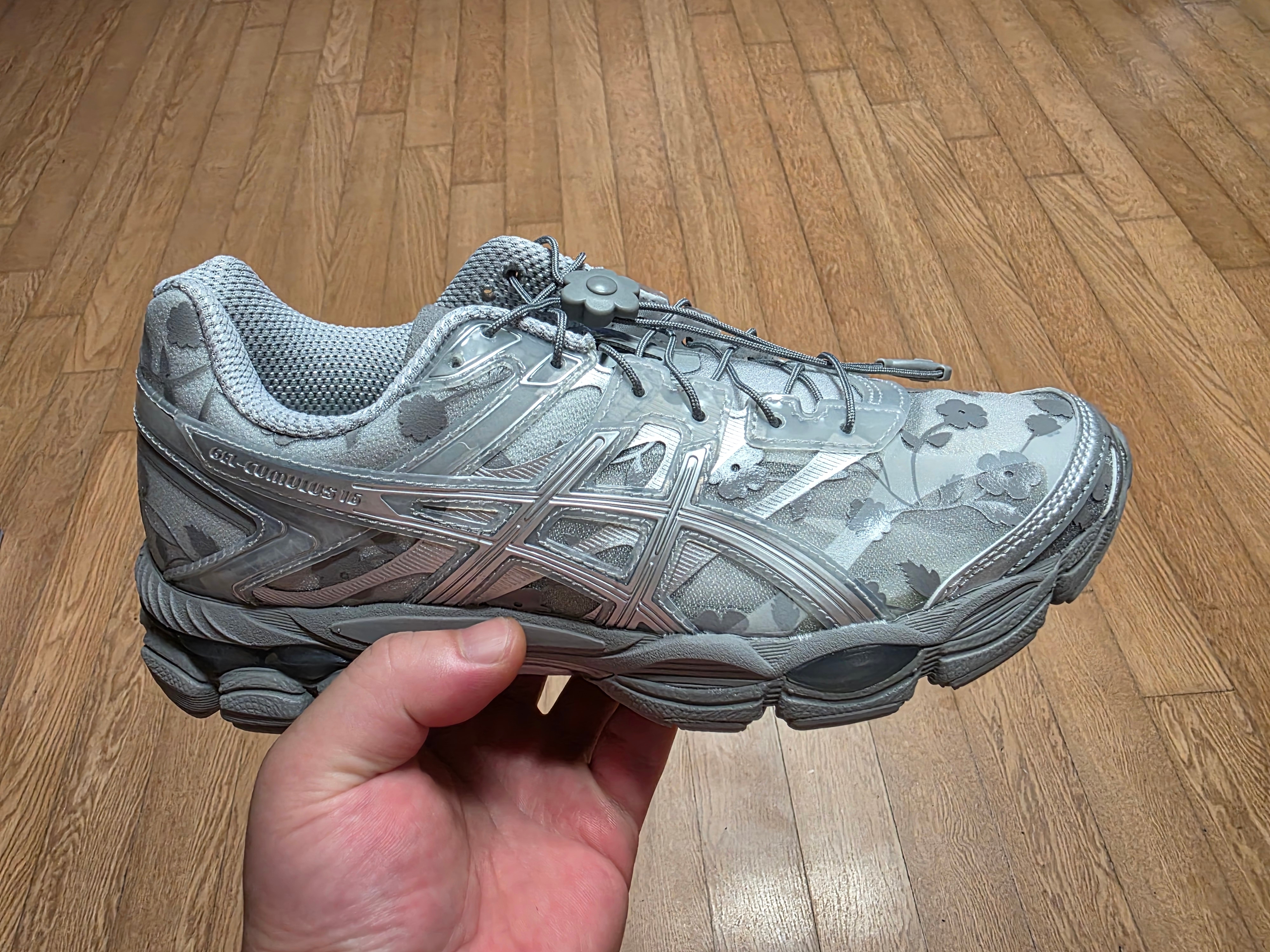 Asics x Cecilie Bahnsen Gel-Cumulus 16 Gray 착용 스타일 - 2