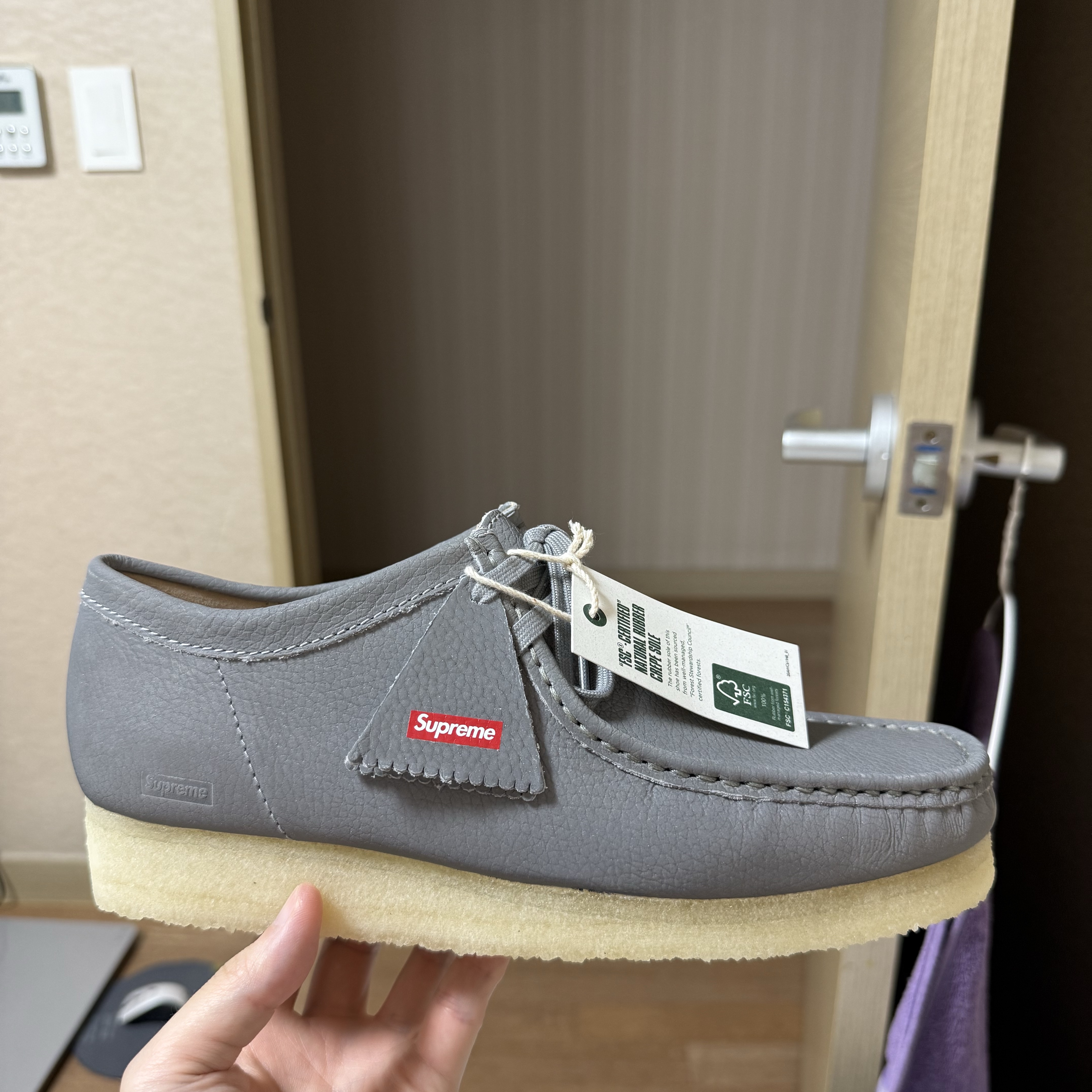 Clarks x Supreme Reflective Wallabee Silver - 25SS 착용 스타일 - 3