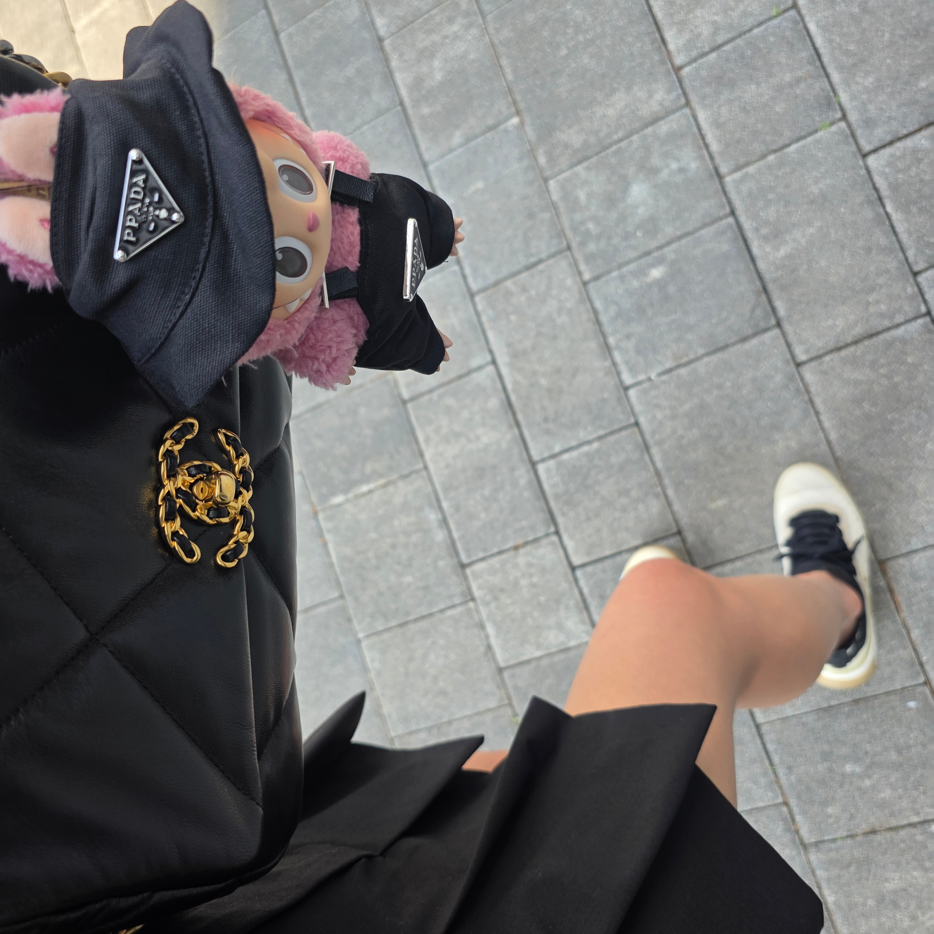 Pop Mart Labubu The Monsters Labubu Tasty Macarons Series Lyche Berry Keyring, Chanel Medium 19 Handbag Lambskin & Gold Black 착용 스타일 - 2