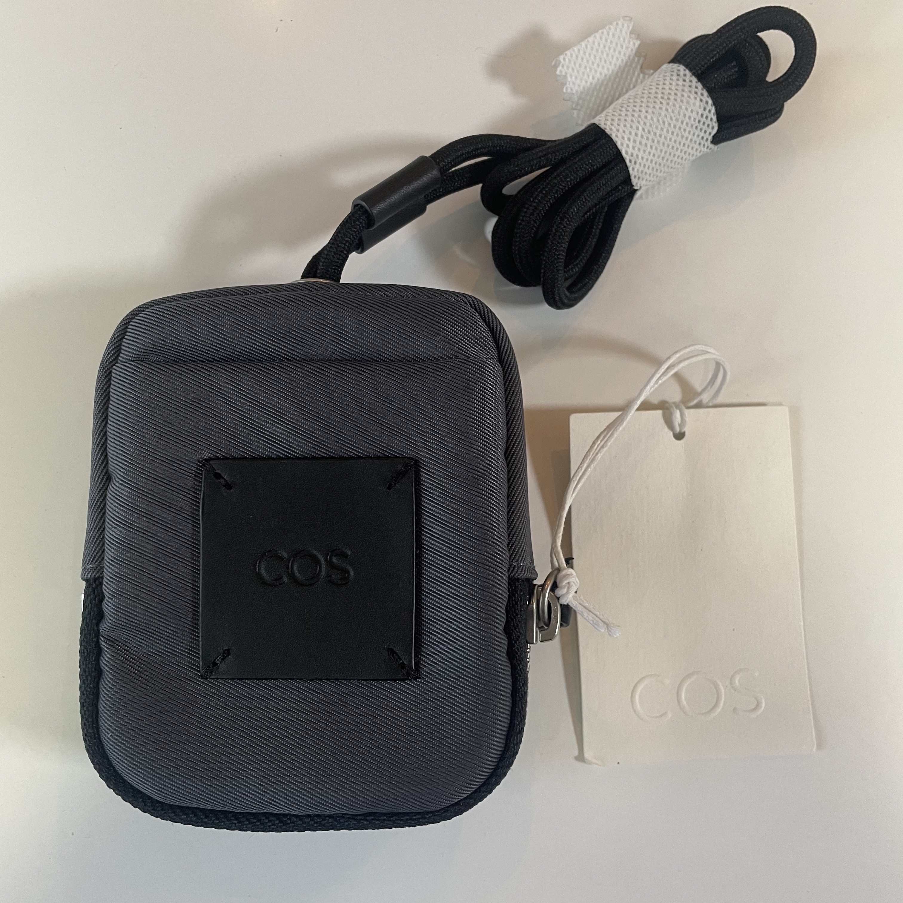 COS Nylon Mini Crossbody Pouch Grey 착용 스타일 - 1