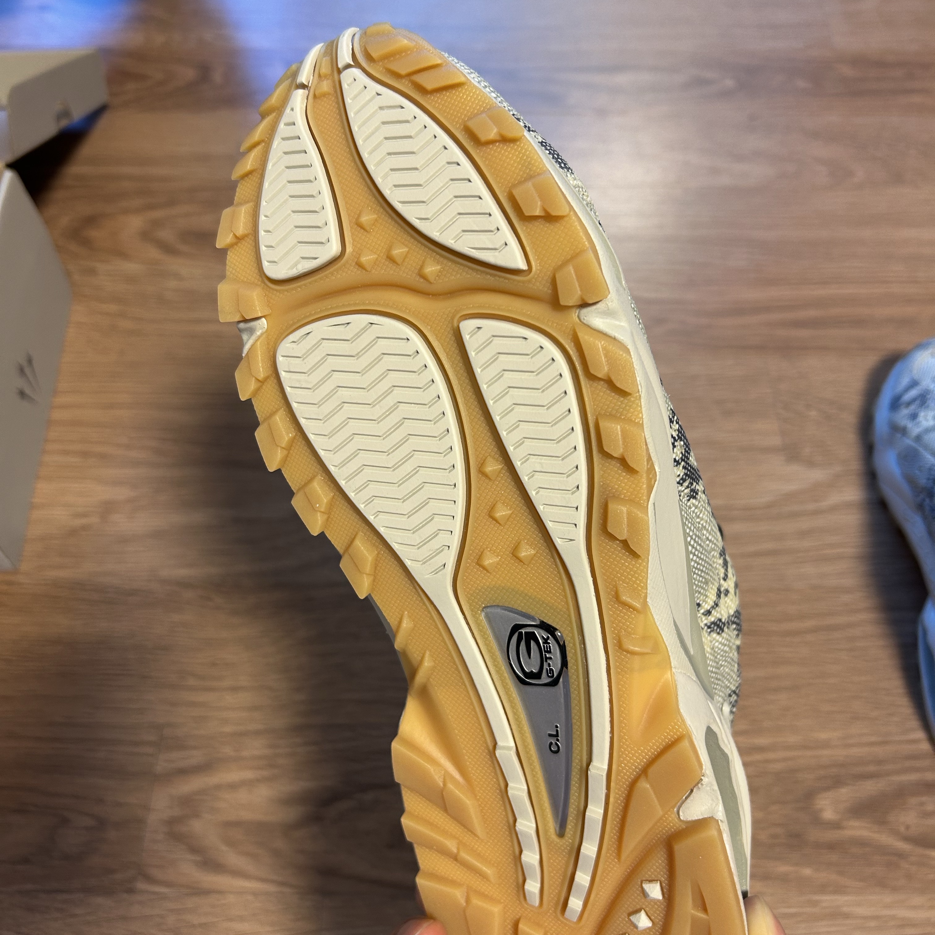 Nike x Drake Nocta Hot Step Air Terra Light Bone 착용 스타일 - 2