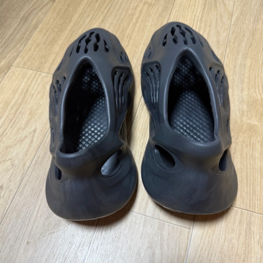 Adidas Yeezy Foam RNNR Onyx 착용 스타일 - 3