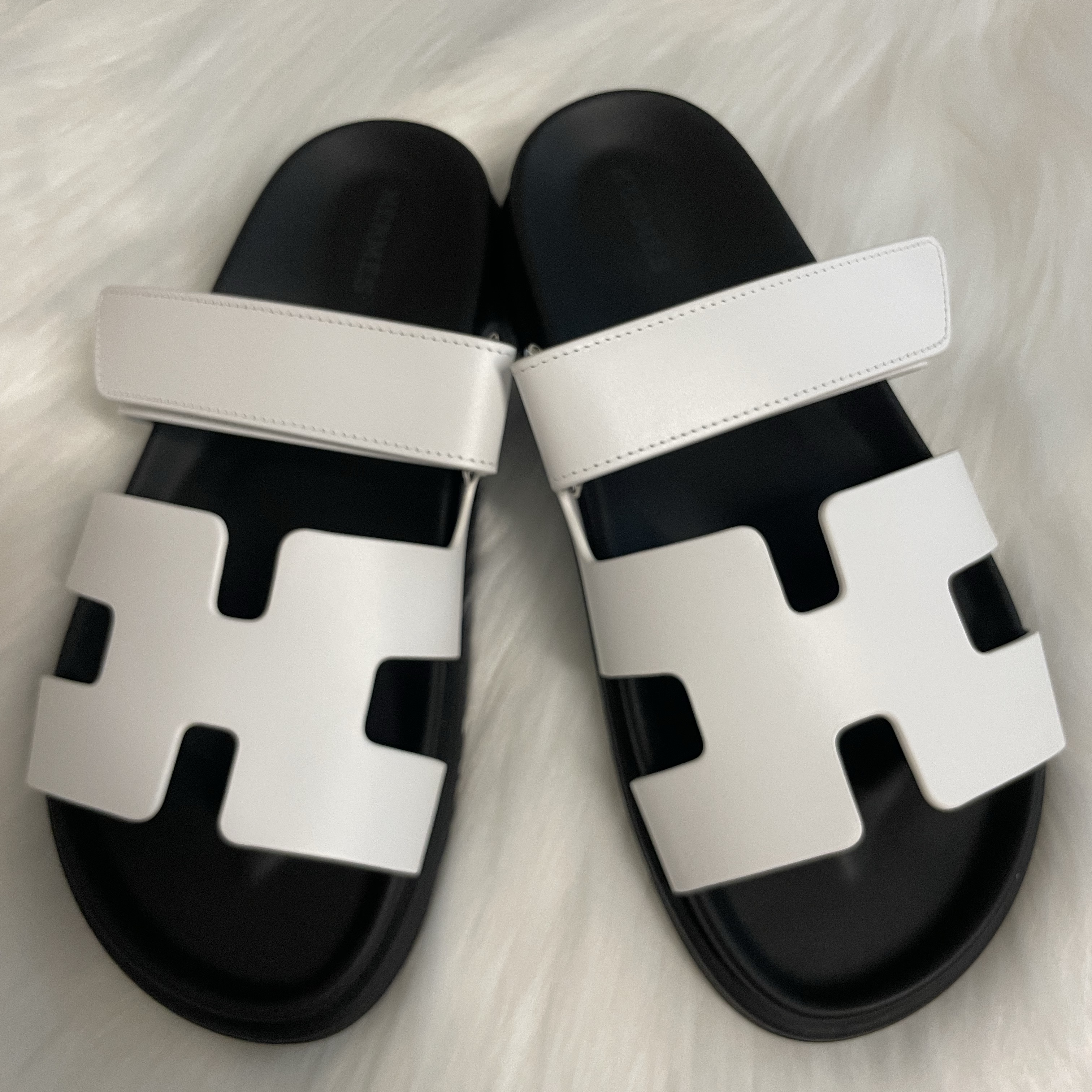 (W) Hermes Chypre Sandal Calfskin & Blanc 착용 스타일 - 3