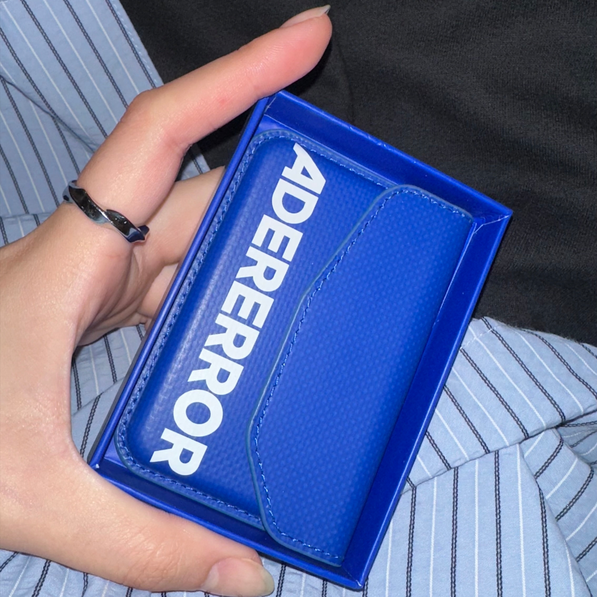 Ader Error Standic Magsafe Wallet Z-Blue 착용 스타일
