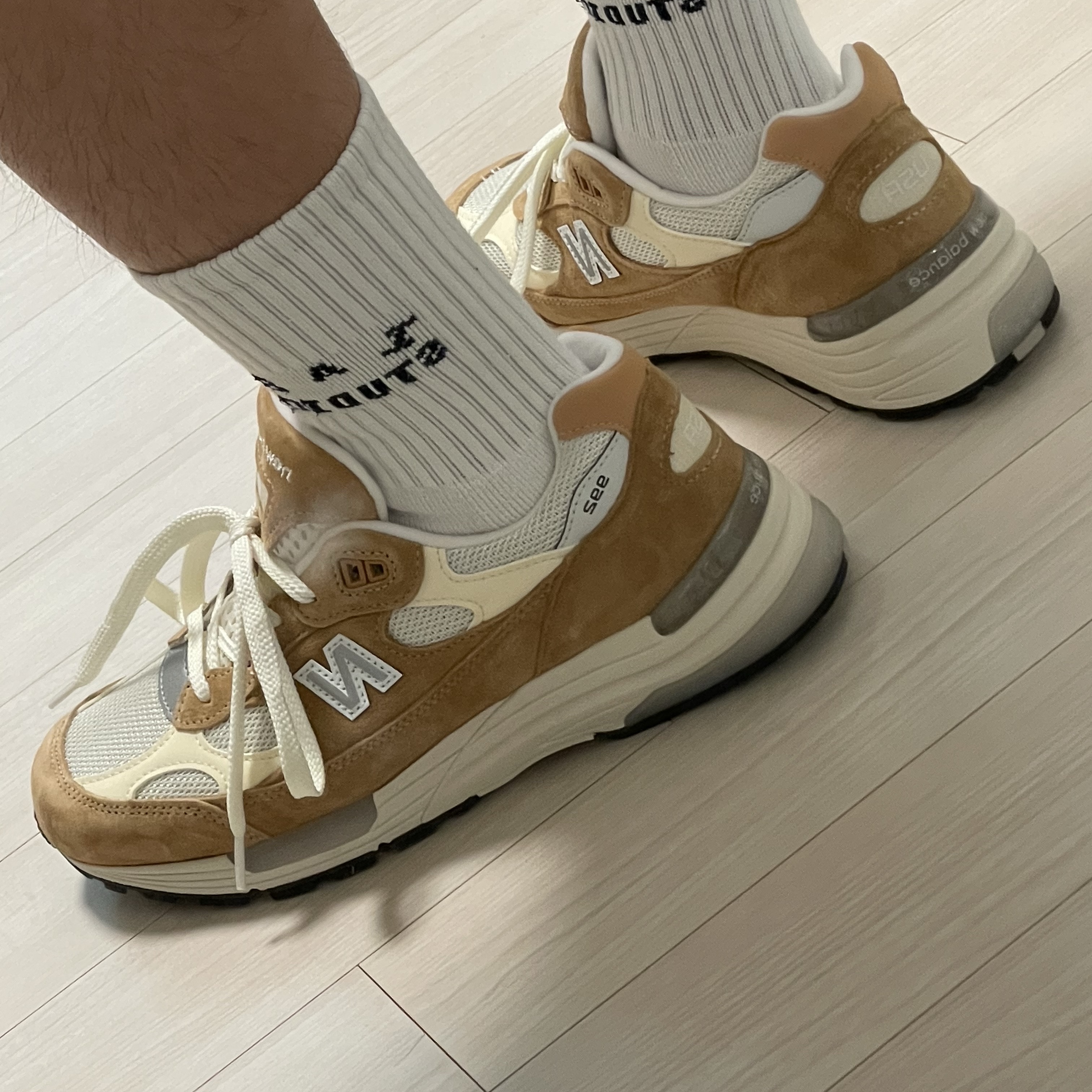 New Balance 992 Made in USA Sweet Caramel Calcium 착용 스타일 - 3