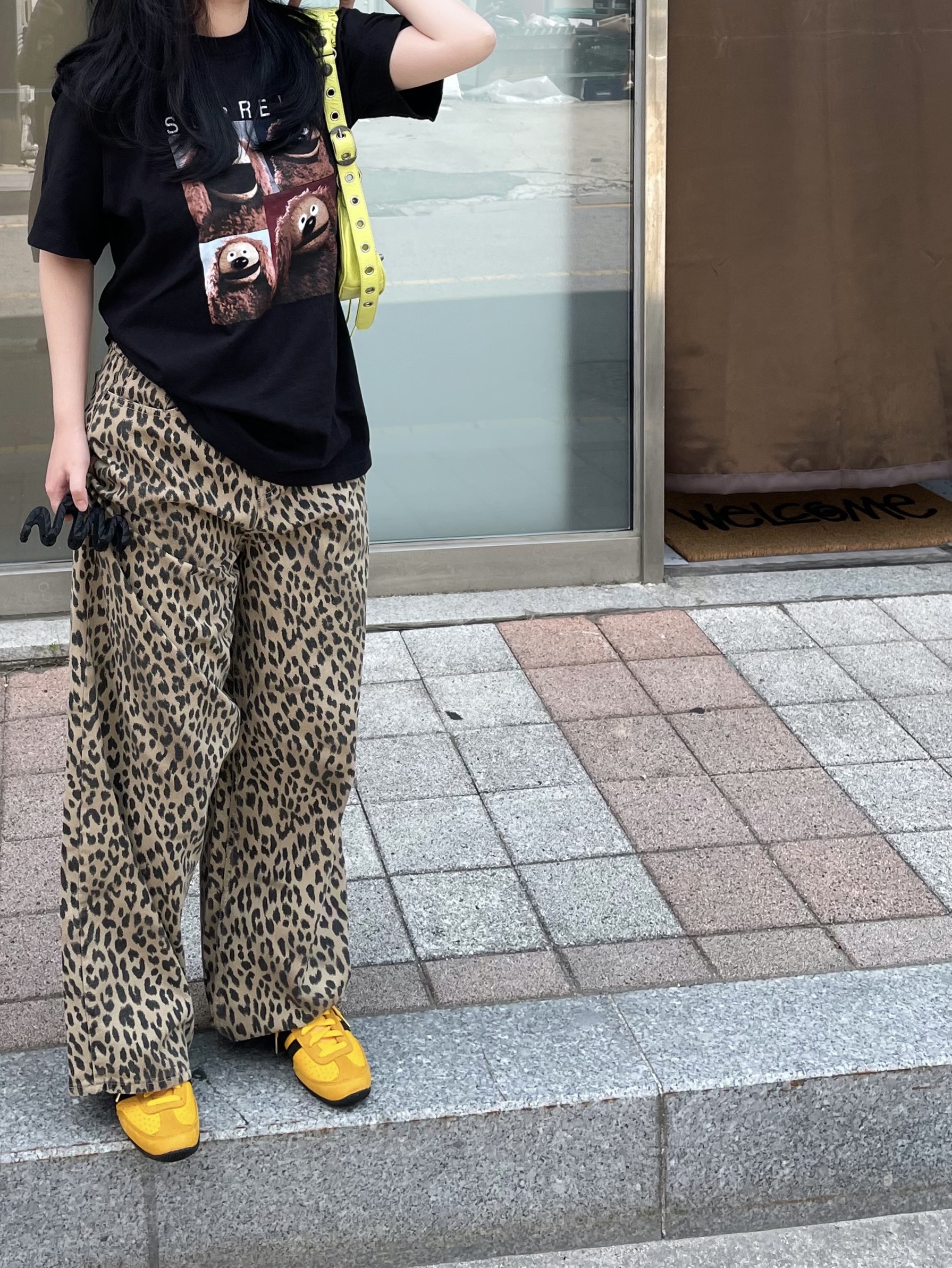 Supreme Rowlf T-Shirt Black - 24SS, (W) Adidas Originals Japan Crew Yellow Core Black 착용 스타일 - 1