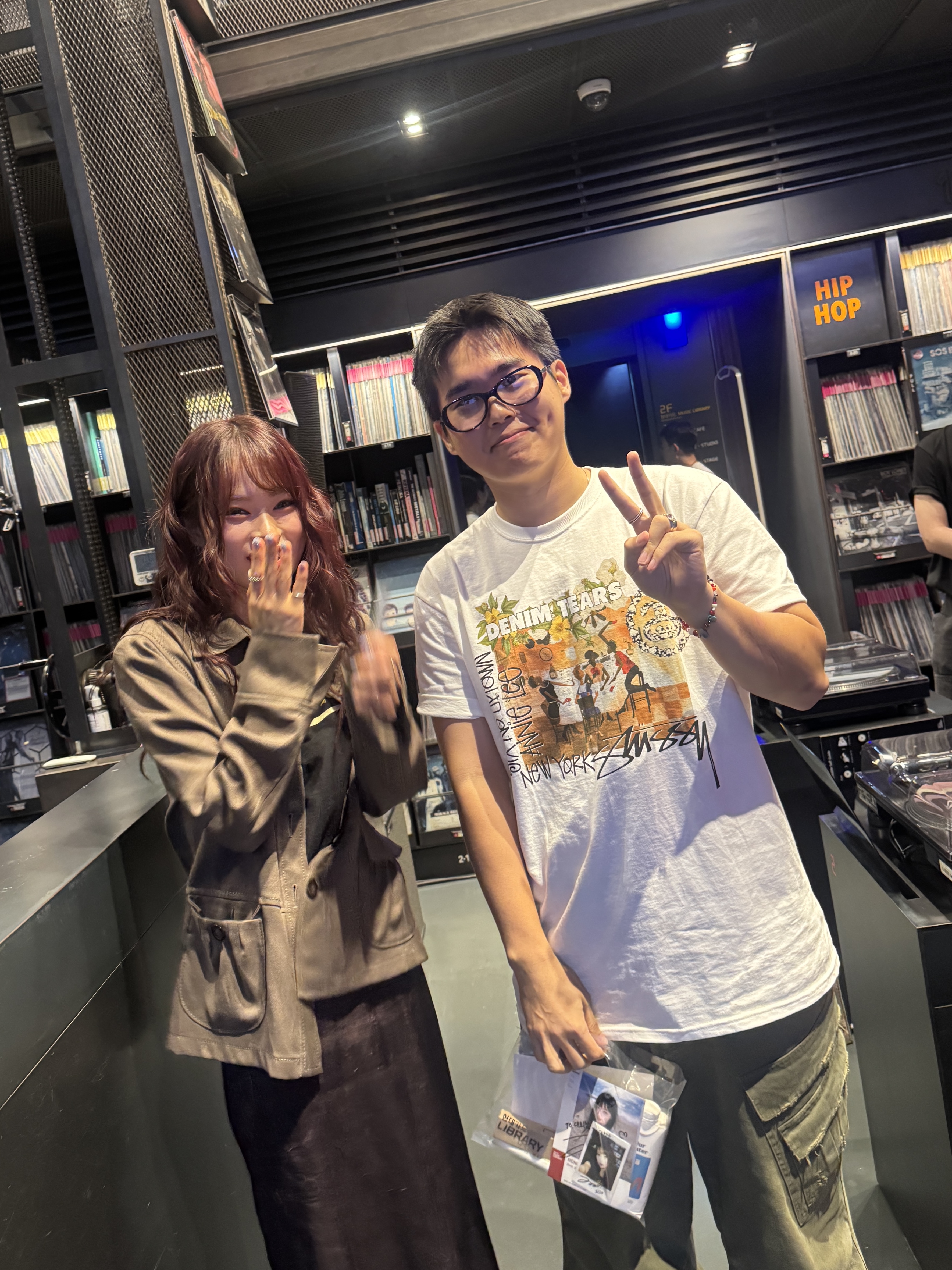 Gentle Monster x Maison Margiela MM215 Black Clear, Stussy x Denim Tears Annie Lee T-Shirt White 착용 스타일 - 2
