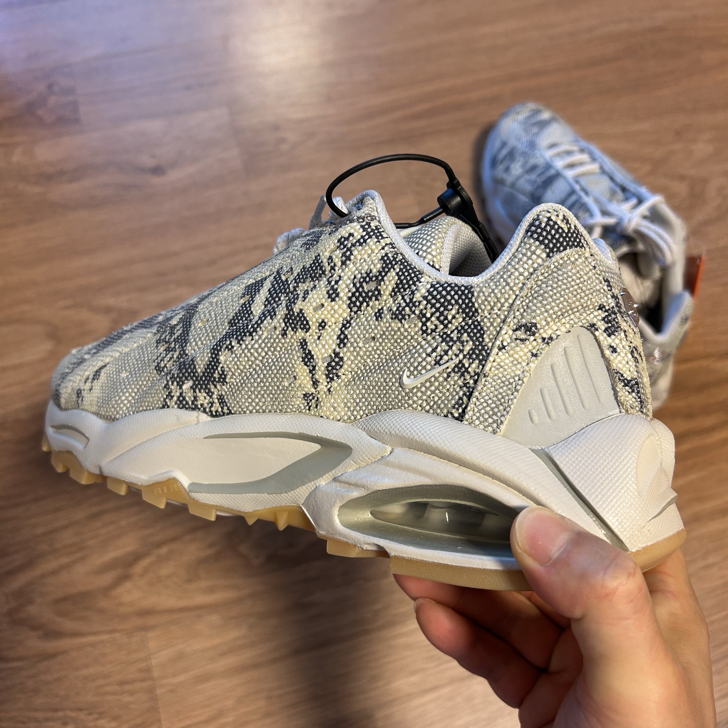 Nike x Drake Nocta Hot Step Air Terra Light Bone 착용 스타일 - 3