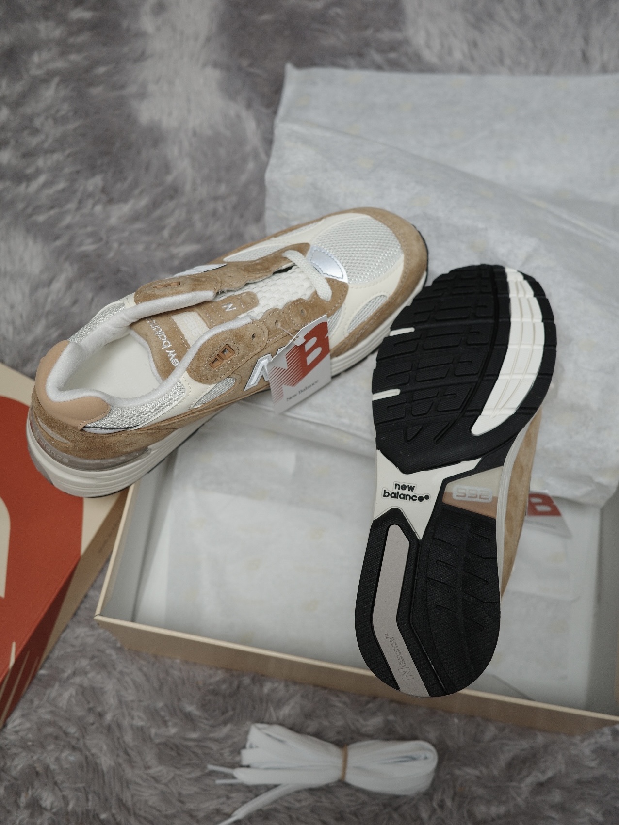 New Balance 992 Made in USA Sweet Caramel Calcium 착용 스타일 - 4