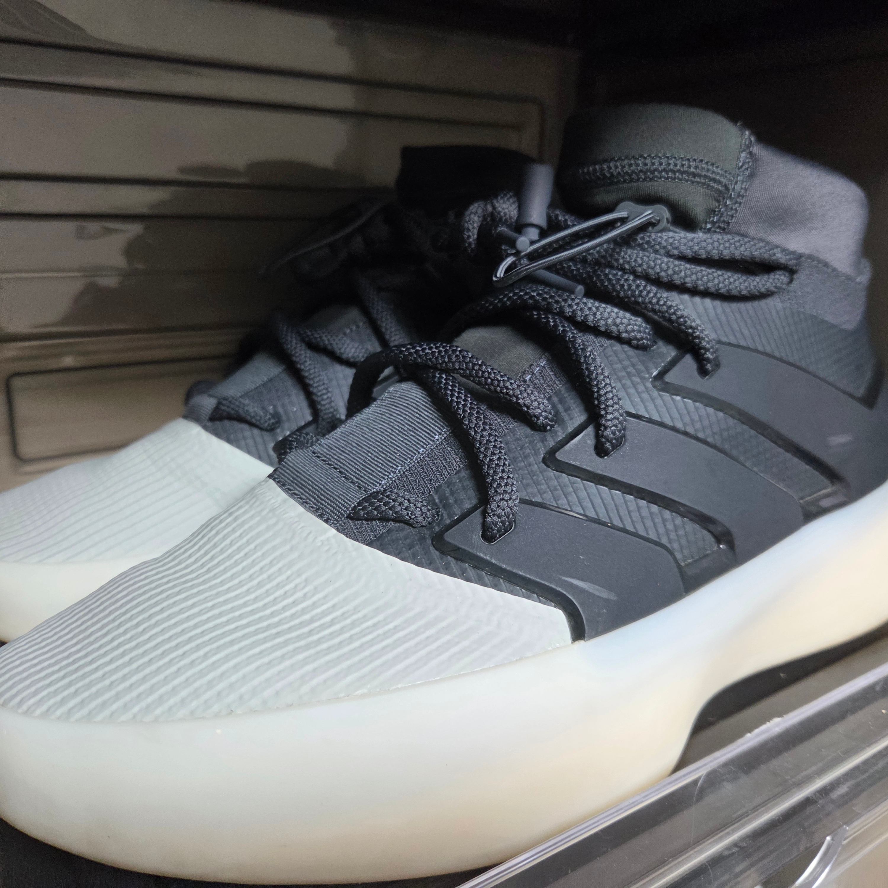 Adidas x Fear of God Athletics I Basketball Carbon Sesame 착용 스타일