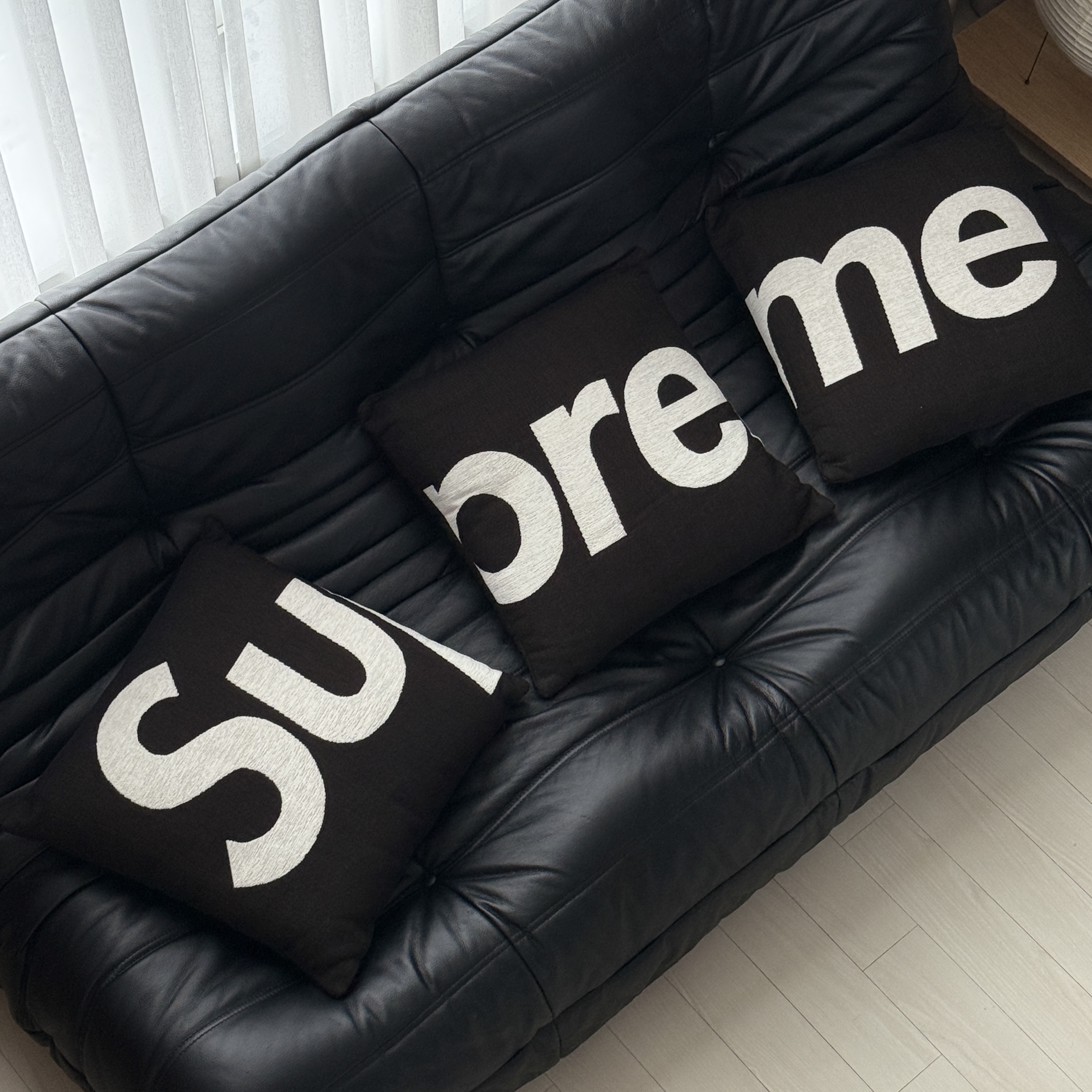 Supreme x Jules Pansu Pillows Black (Set of 3) 착용 스타일