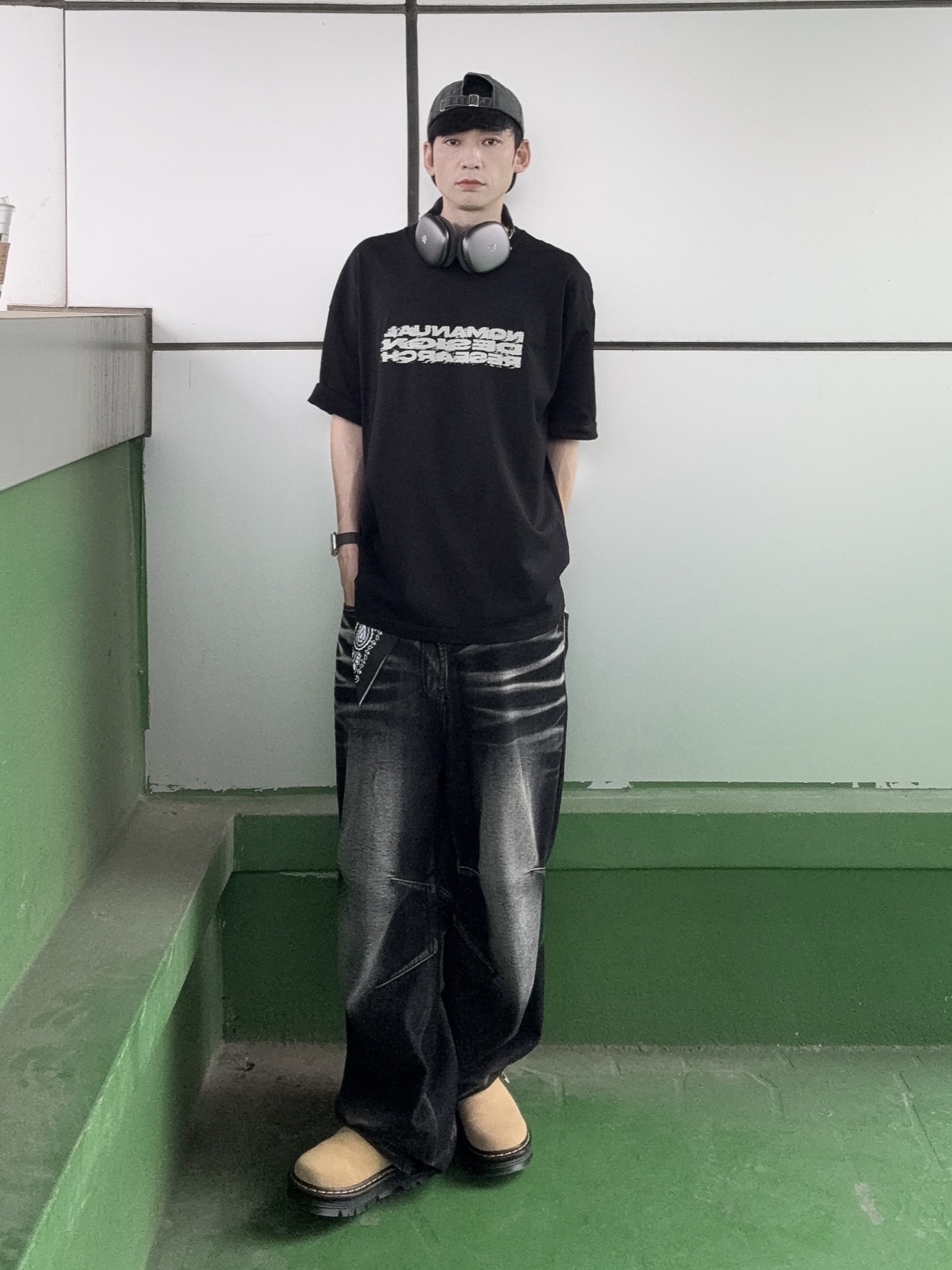 Dr. Martens Zebzag Suede Slingback Platform Mule Savannah Tan, BLR Embossed Wave Washing Wide Denim Pants Black 착용 스타일 - 3