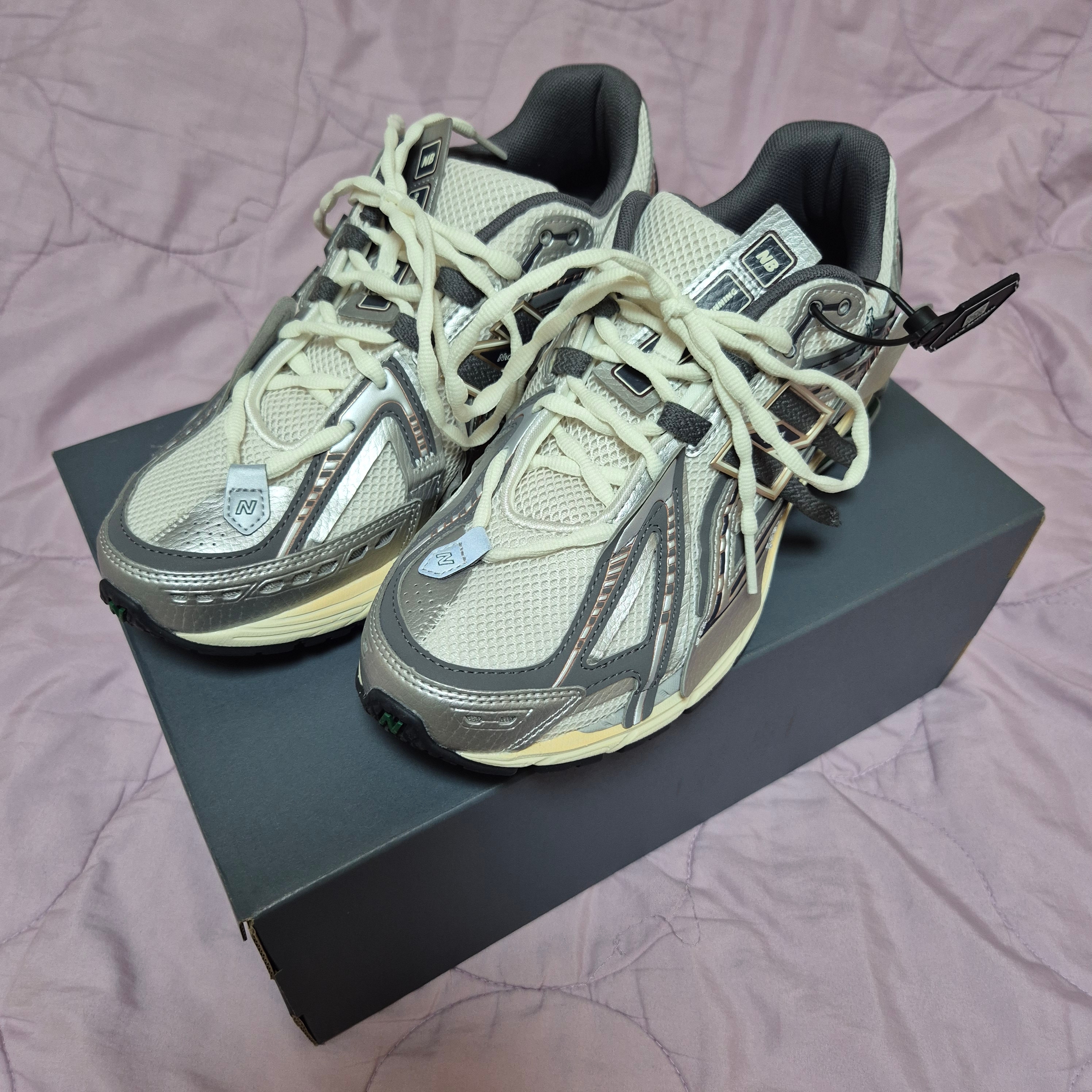 New Balance 1906A Silver Metallic Castlerock 착용 스타일 - 3
