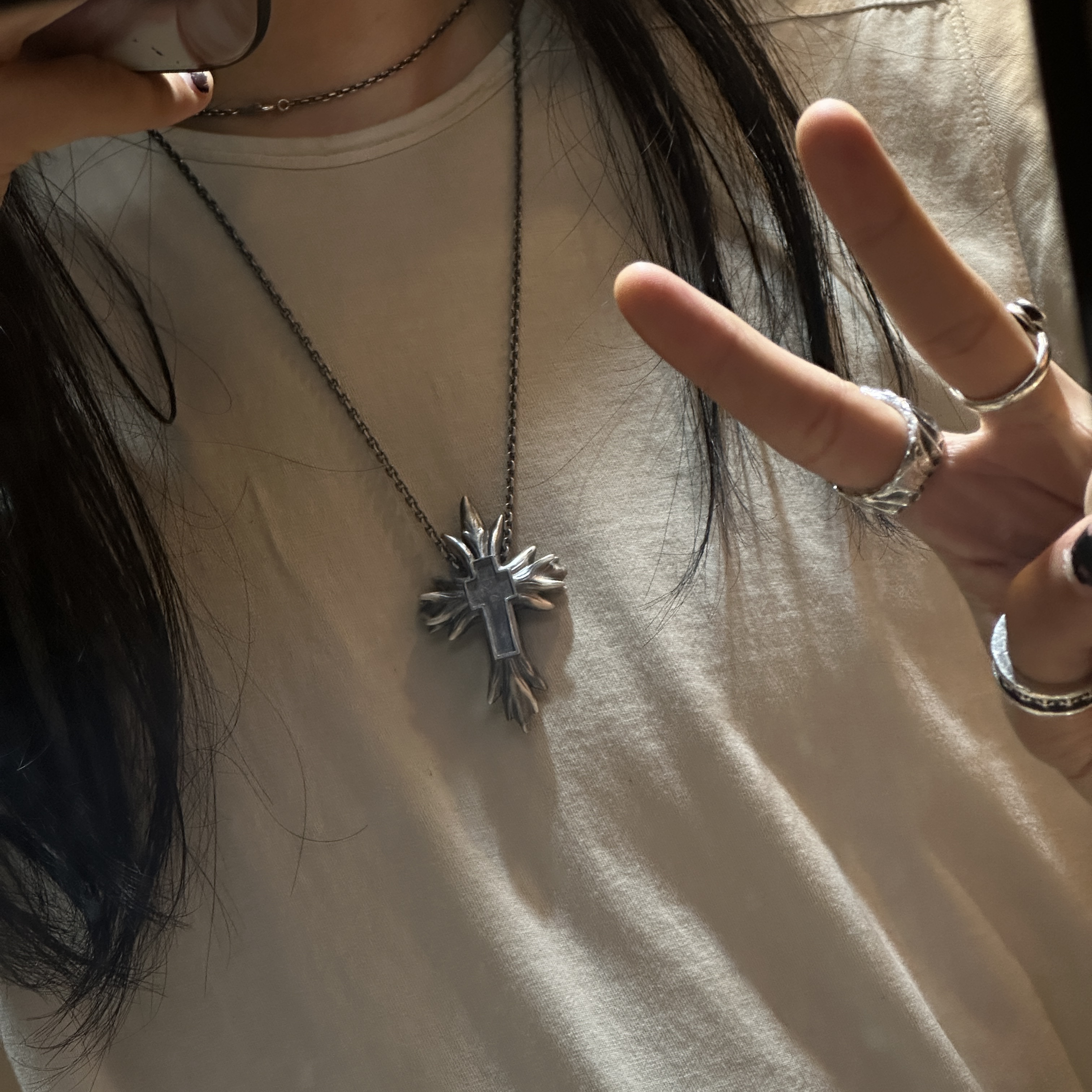Artwork Museum x Plutus Shard Pendant M 착용 스타일