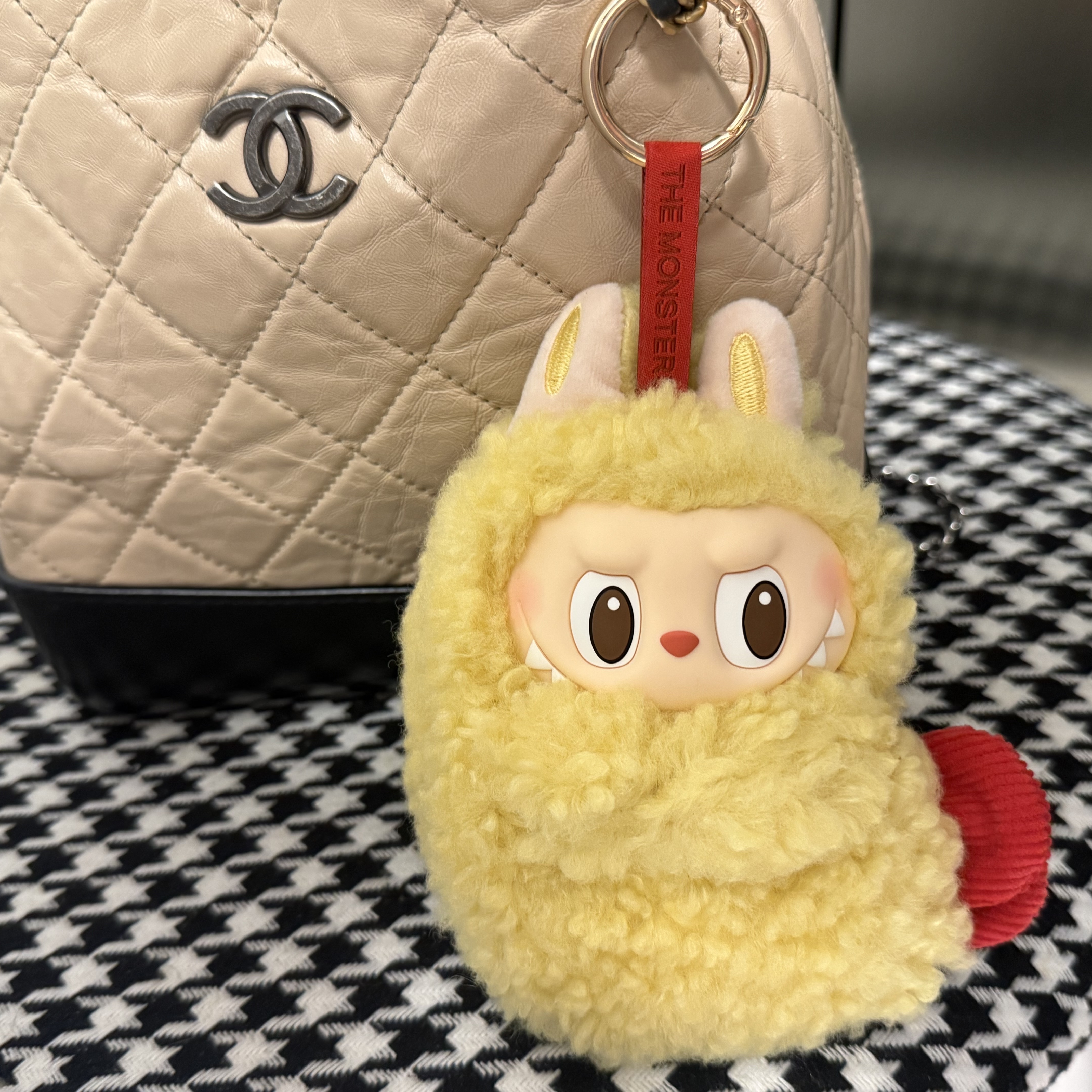 Pop Mart Labubu The Monsters Wacky Mart Series Earphone Case 착용 스타일 - 1
