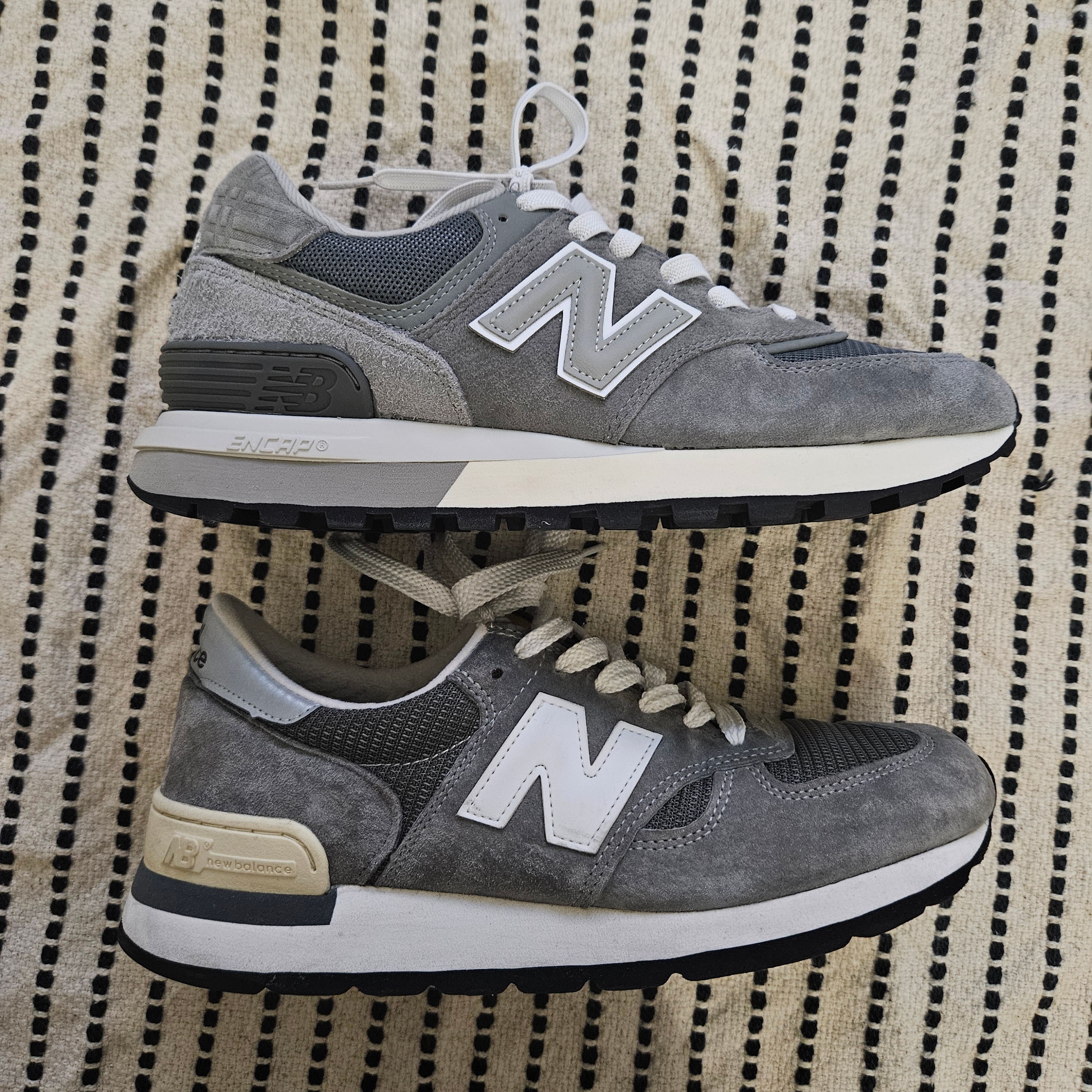 New Balance 574 Legacy Grey - D Standard, New Balance 990 Made in USA Grey 착용 스타일 - 2