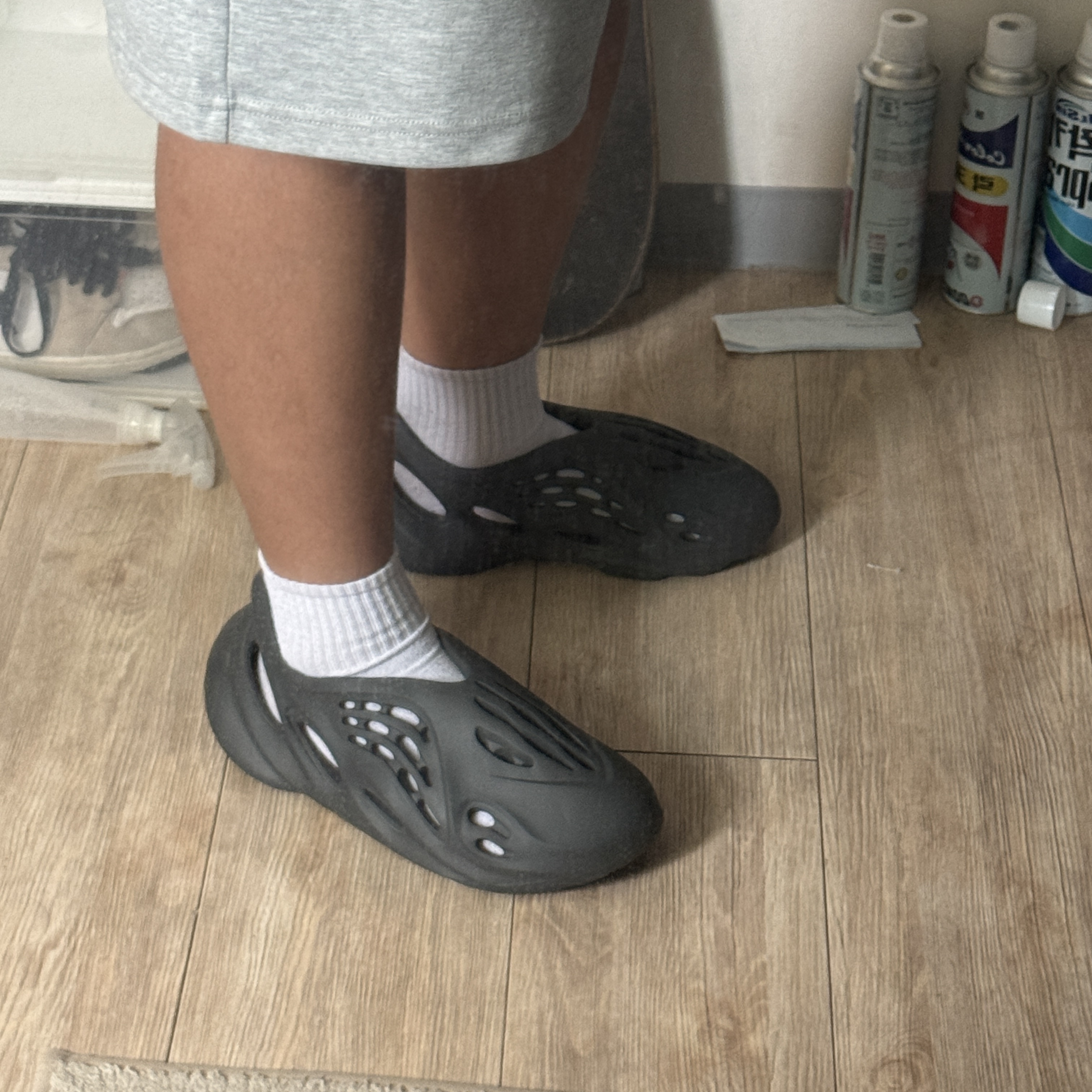 Adidas Yeezy Foam RNNR Carbon 착용 스타일 - 1