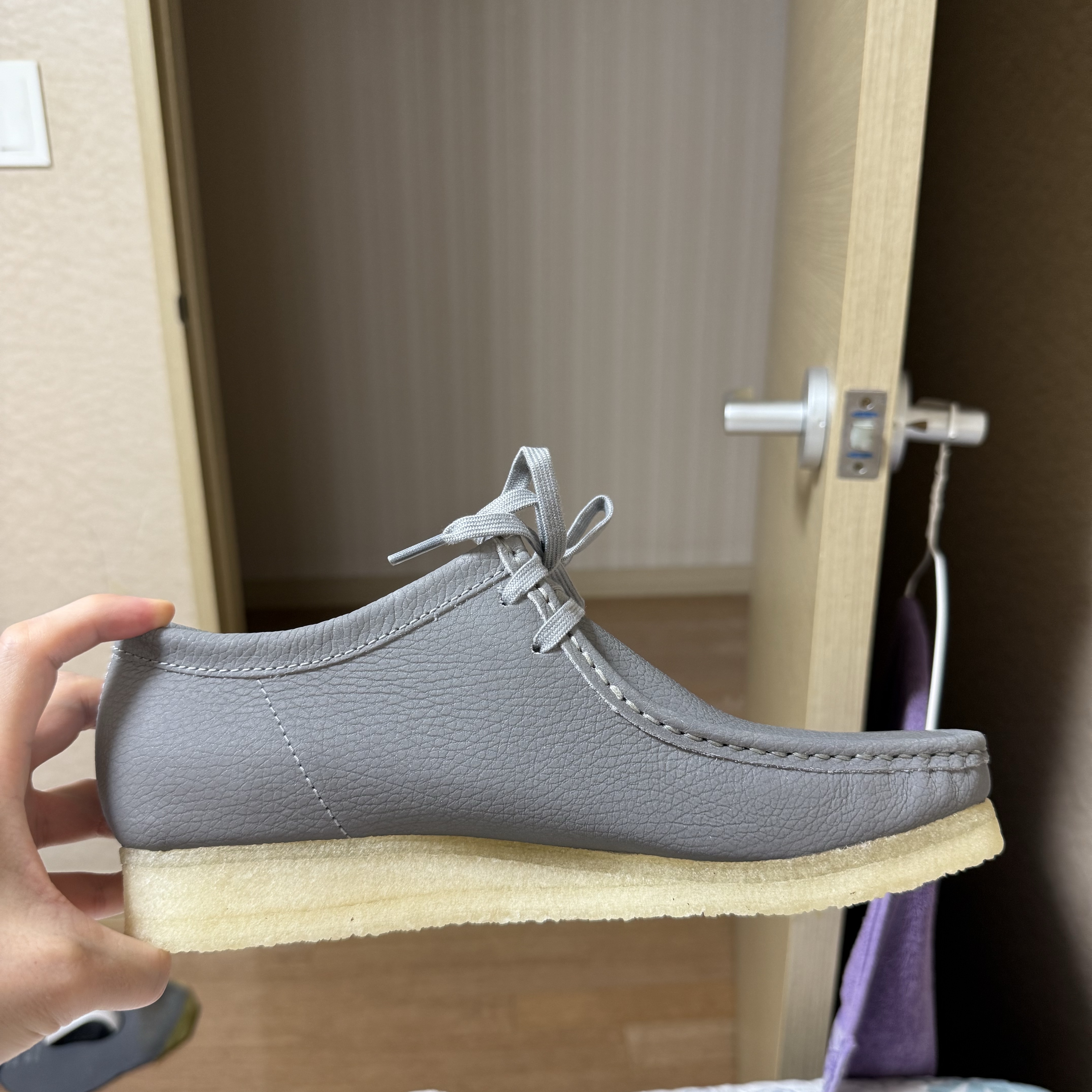 Clarks x Supreme Reflective Wallabee Silver - 25SS 착용 스타일 - 1