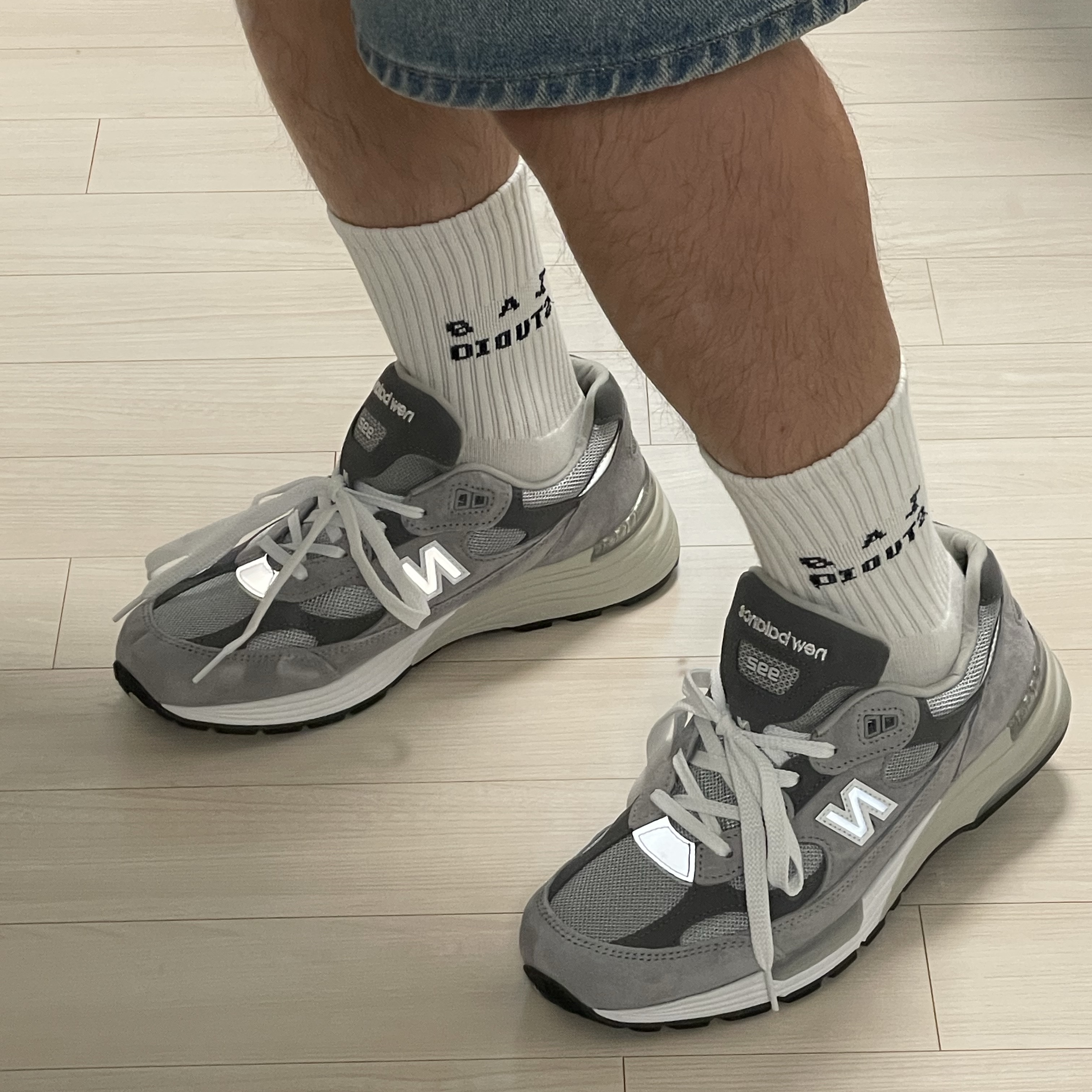New Balance 992 Made in USA Core Grey Silver Metallic 착용 스타일 - 3