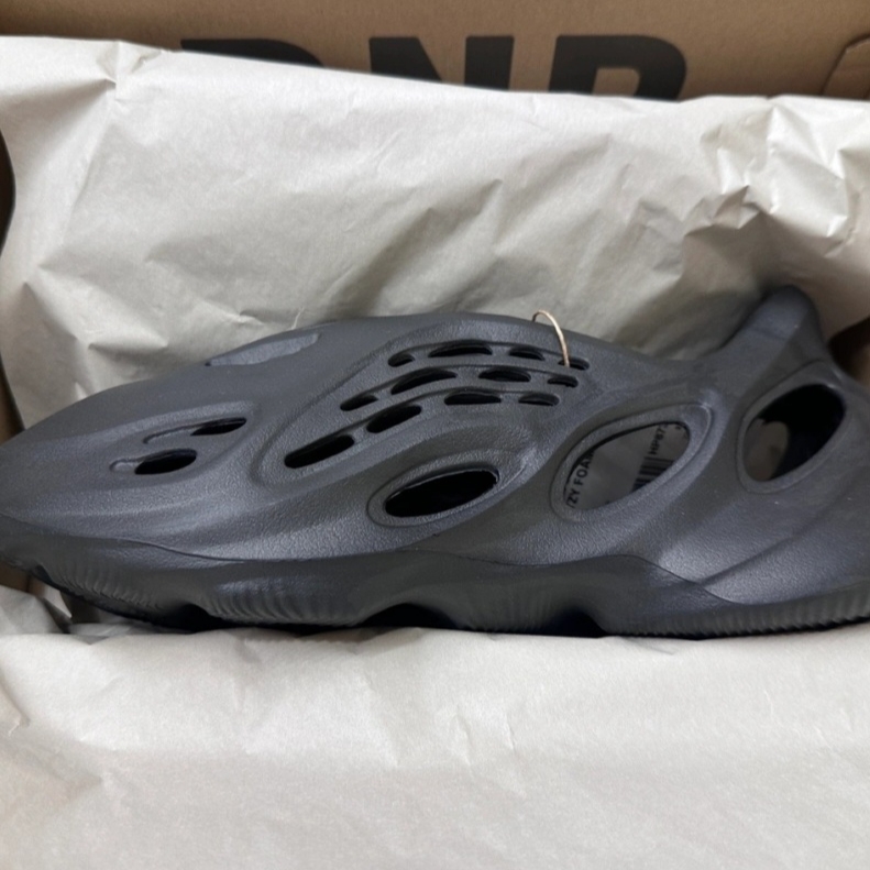Adidas Yeezy Foam RNNR Onyx 착용 스타일 - 1