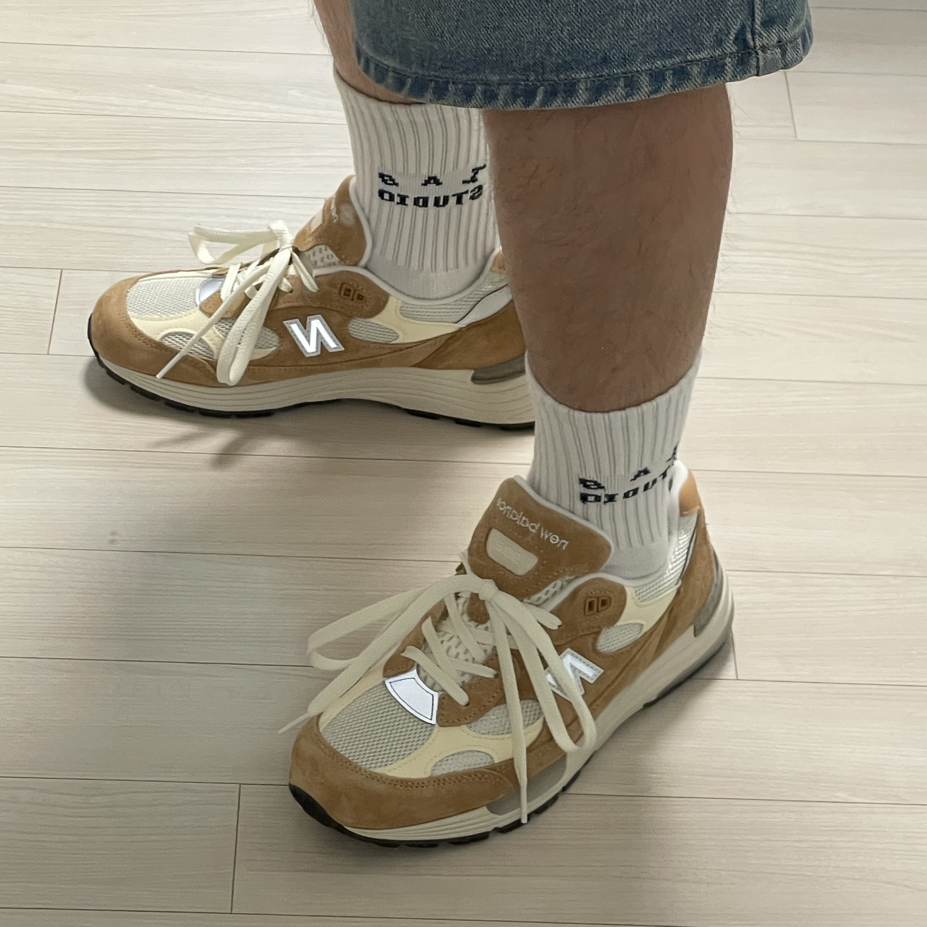 New Balance 992 Made in USA Sweet Caramel Calcium 착용 스타일 - 4