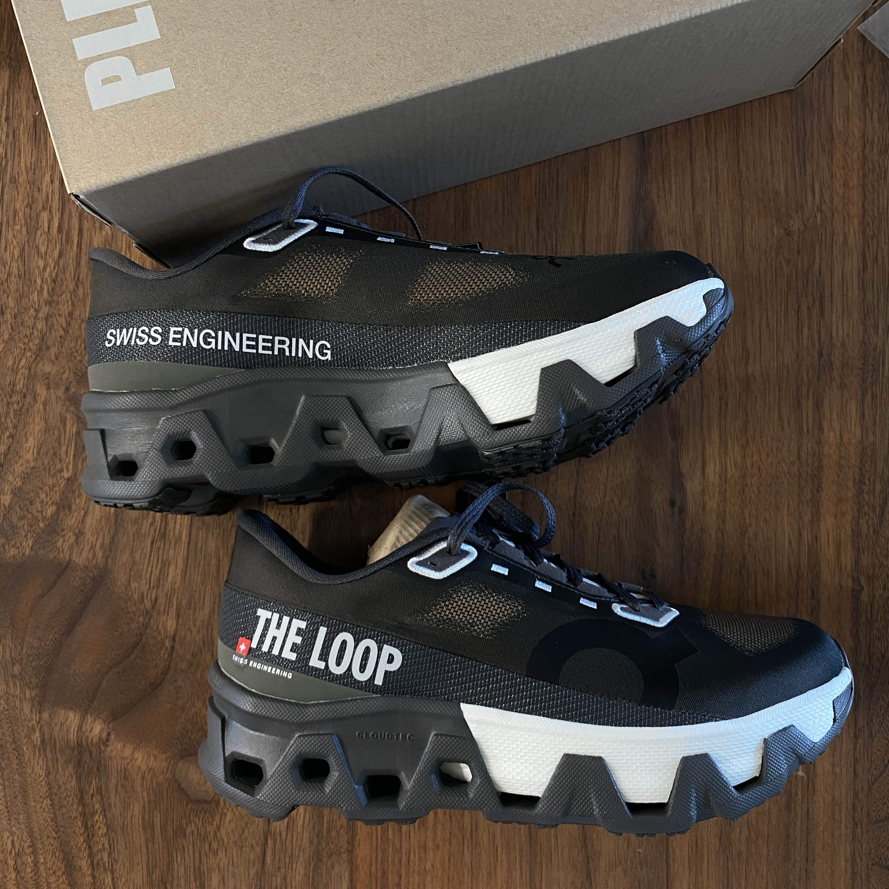 On Running x Pleasures x The Loop Cloudmonster Hyper Espresso 착용 스타일 - 2