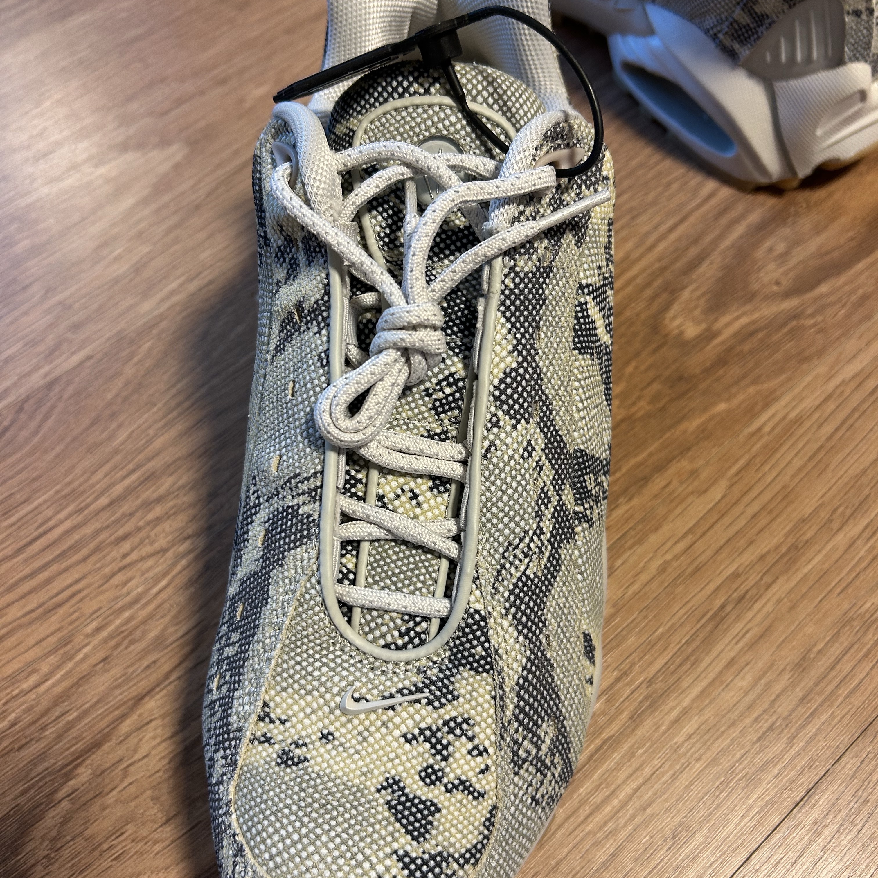 Nike x Drake Nocta Hot Step Air Terra Light Bone 착용 스타일 - 1