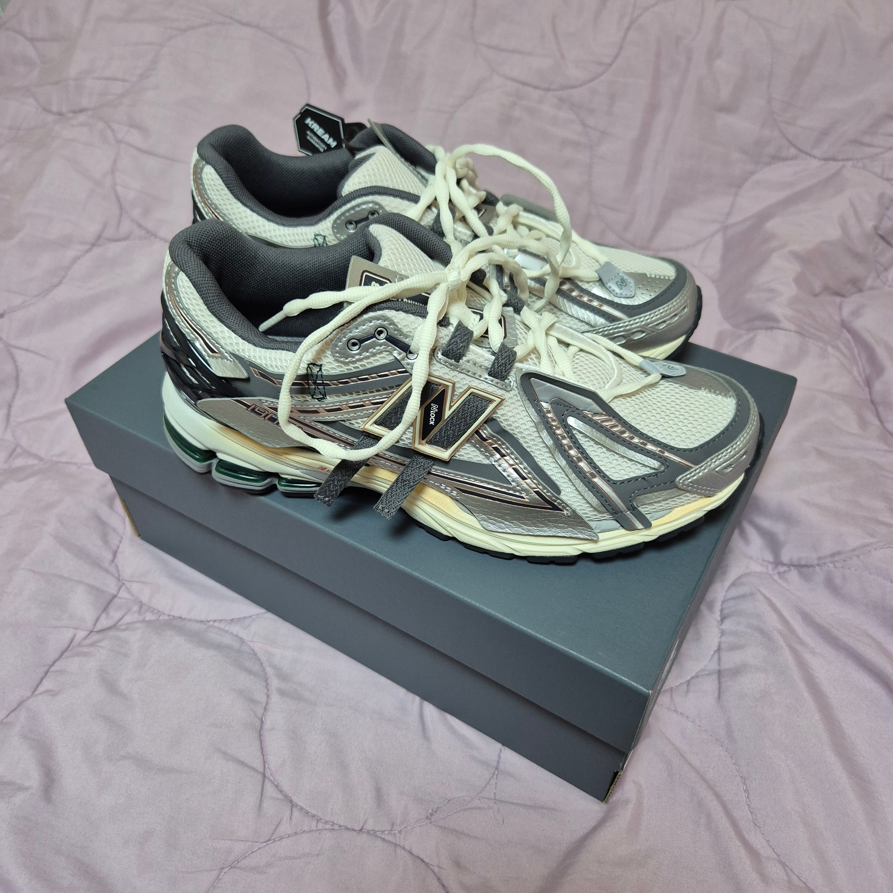 New Balance 1906A Silver Metallic Castlerock 착용 스타일 - 2