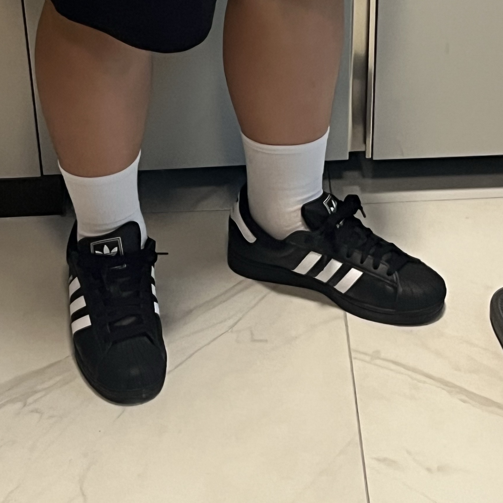 Adidas Superstar II Core Black Cloud White 착용 스타일