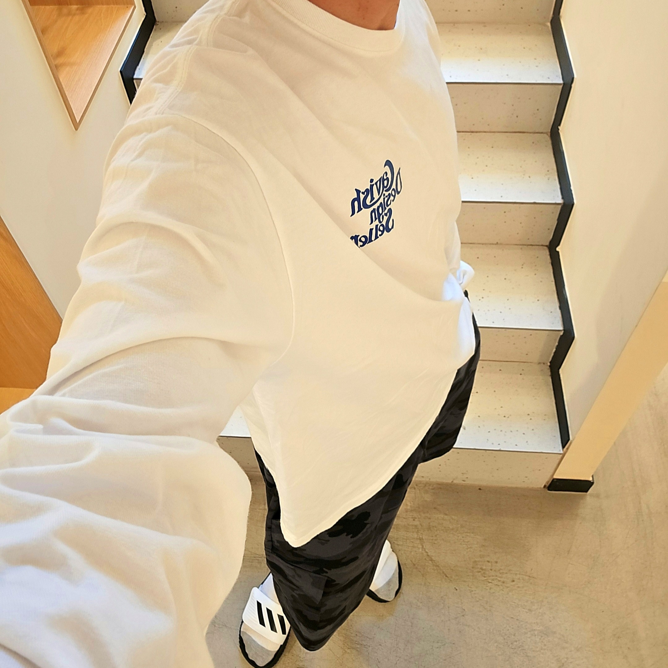 CAVISH Seller Logo Ls Tee White, Adidas Alphabounce Slide White Core Black 착용 스타일 - 1