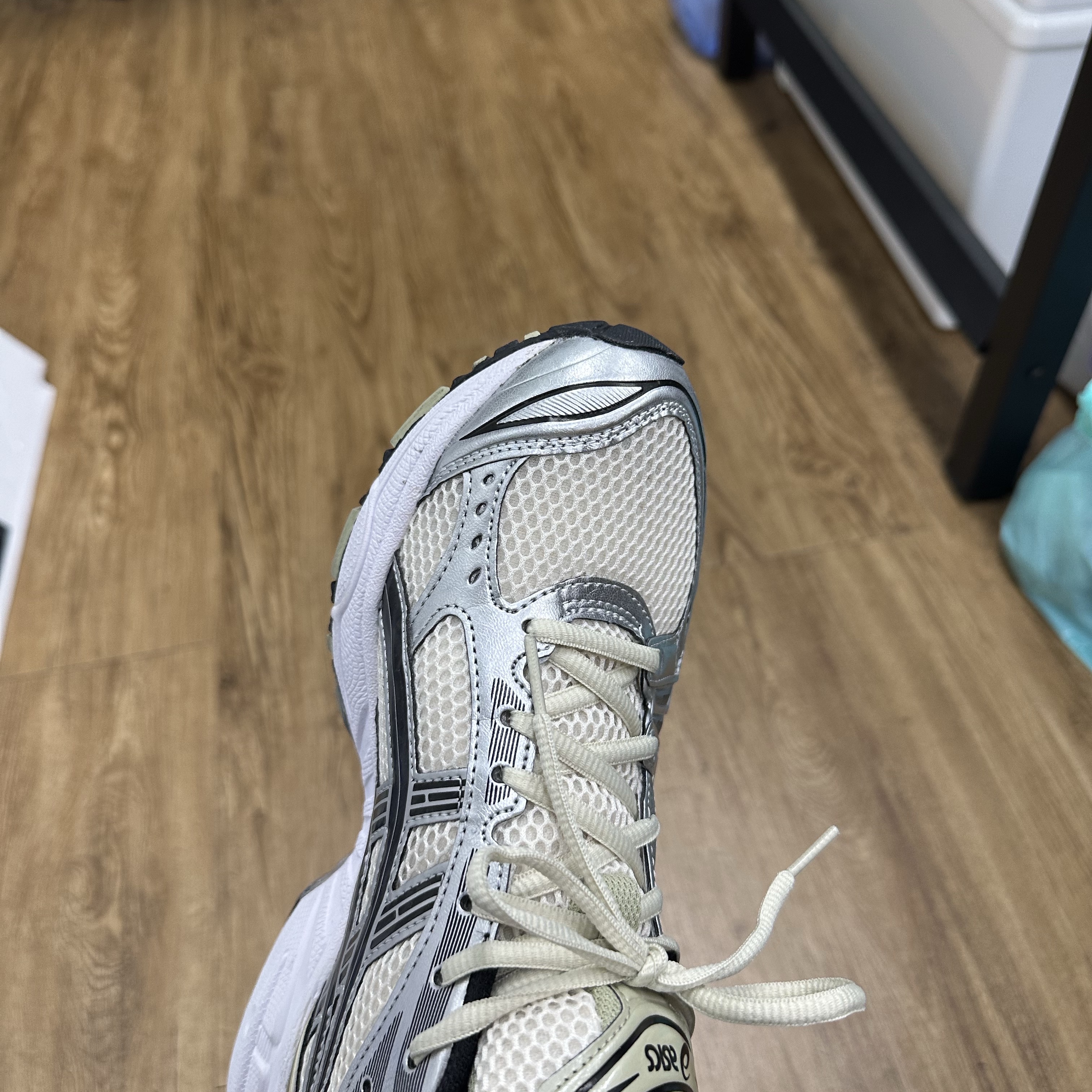 Asics Gel-Kayano 14 Birch Pure Silver 착용 스타일 - 2