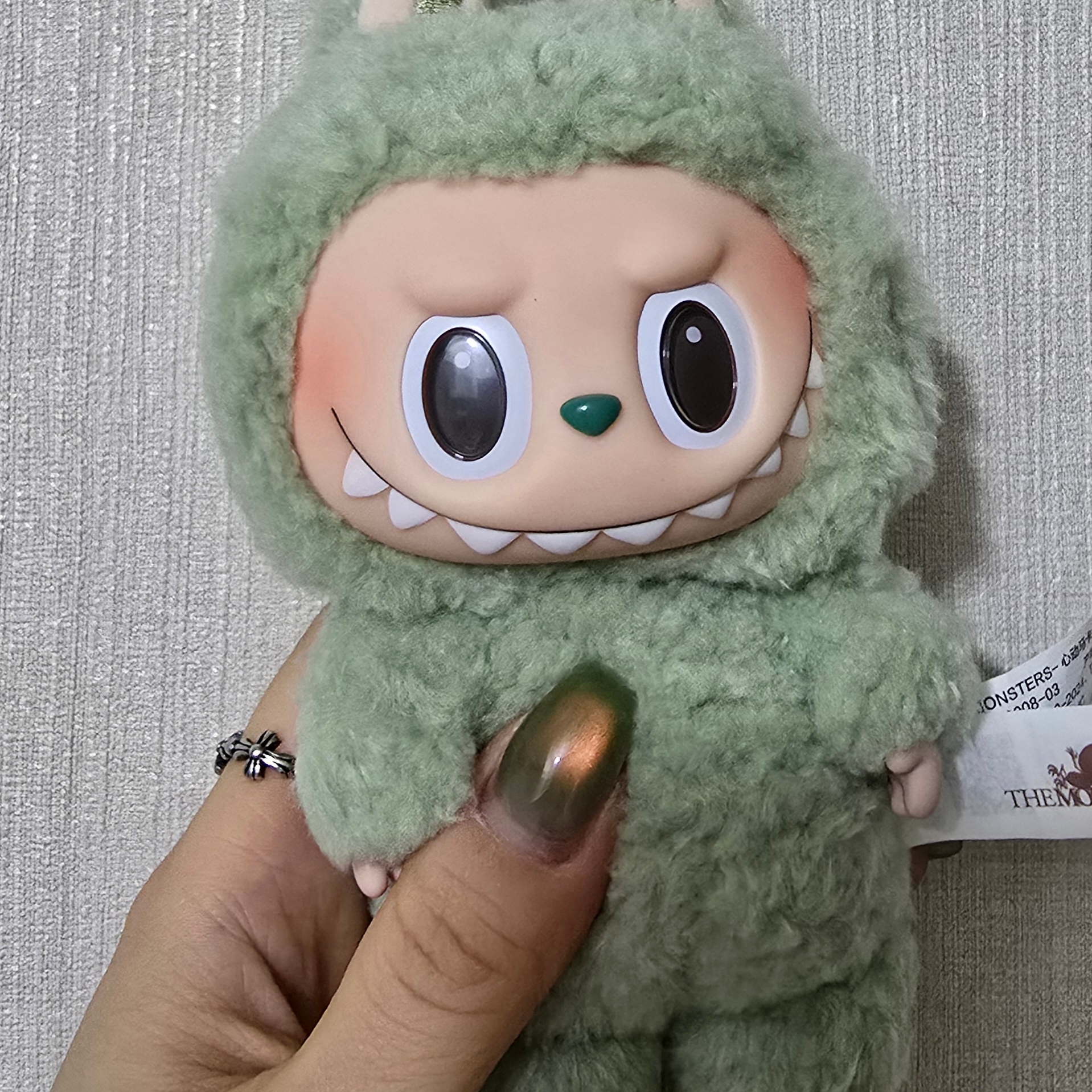 Pop Mart Labubu The Monsters Labubu Tasty Macarons Series Green Grape Keyring 착용 스타일 - 2