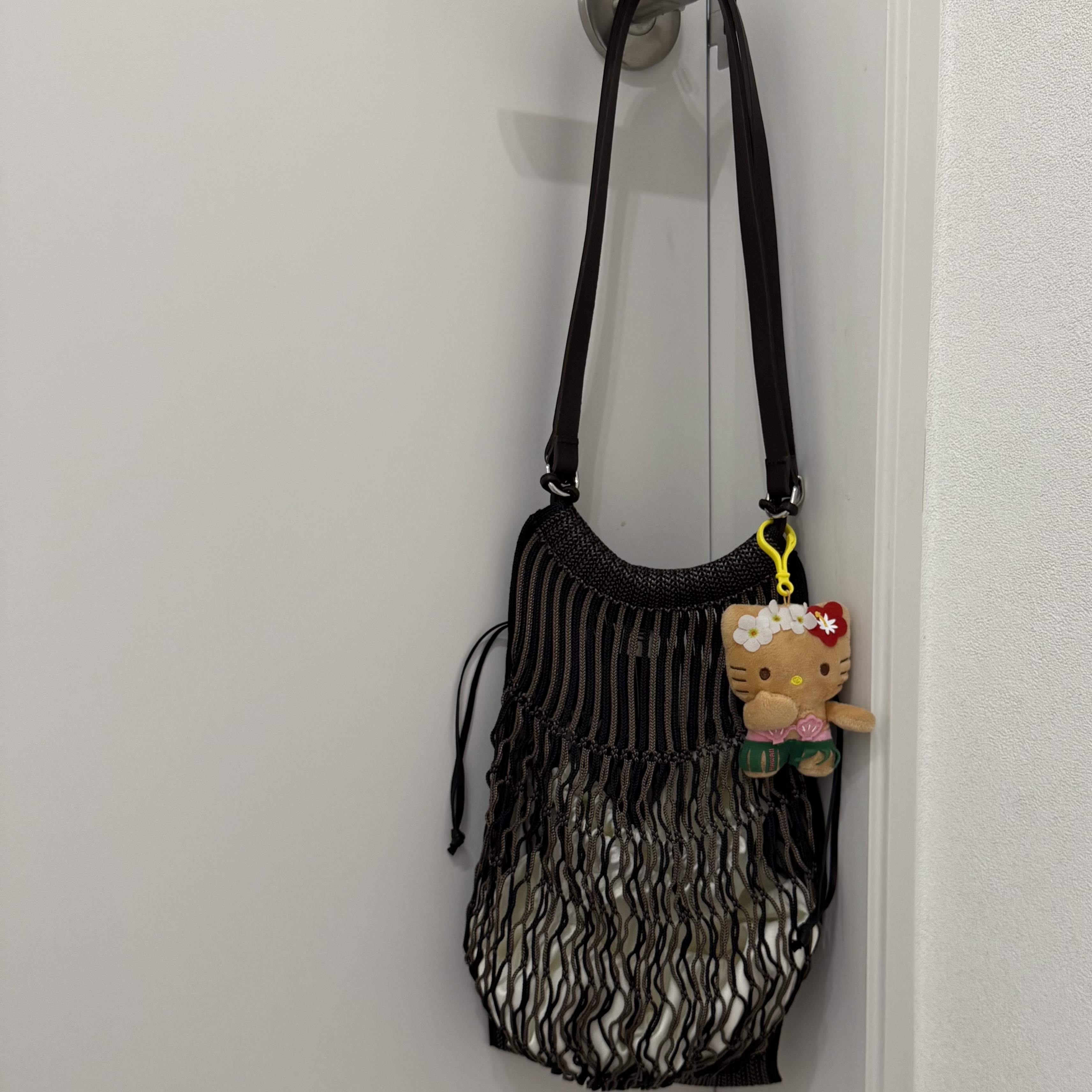 Lemaire Nylon Net Medium Filt Net Shopping Bag Chevron Marron Glace Black, Sanrio Hello Kitty Hula Kiss 4" Hawaii Series Plush 착용 스타일