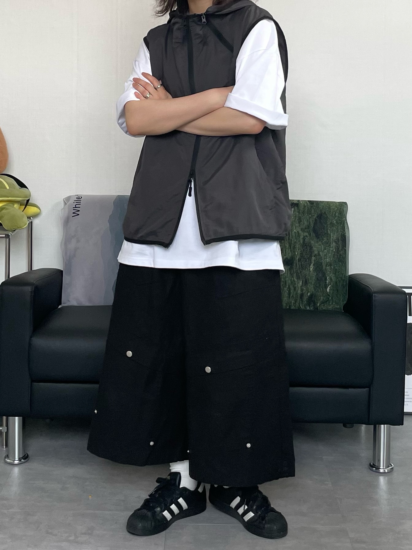 Adidas Superstar Core Black White 착용 스타일 - 4