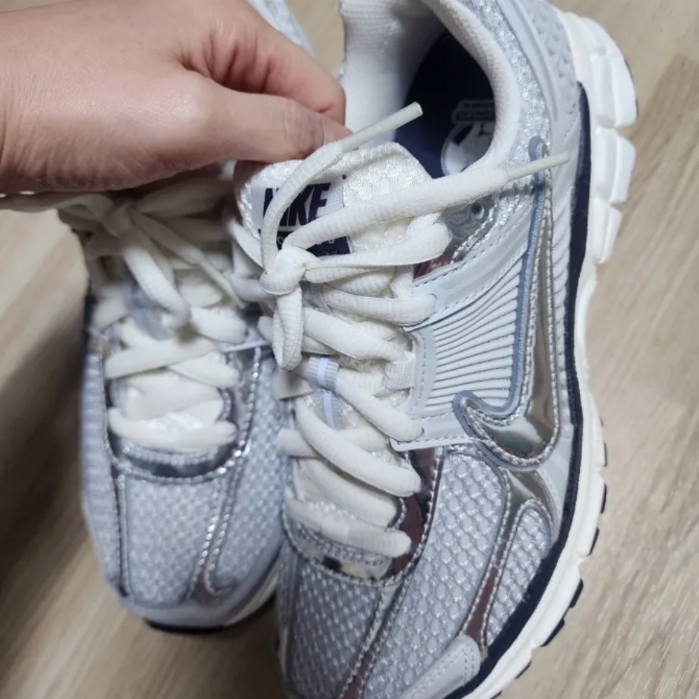 (W) Nike Zoom Vomero 5 Photon Dust and Metallic Silver 착용 스타일