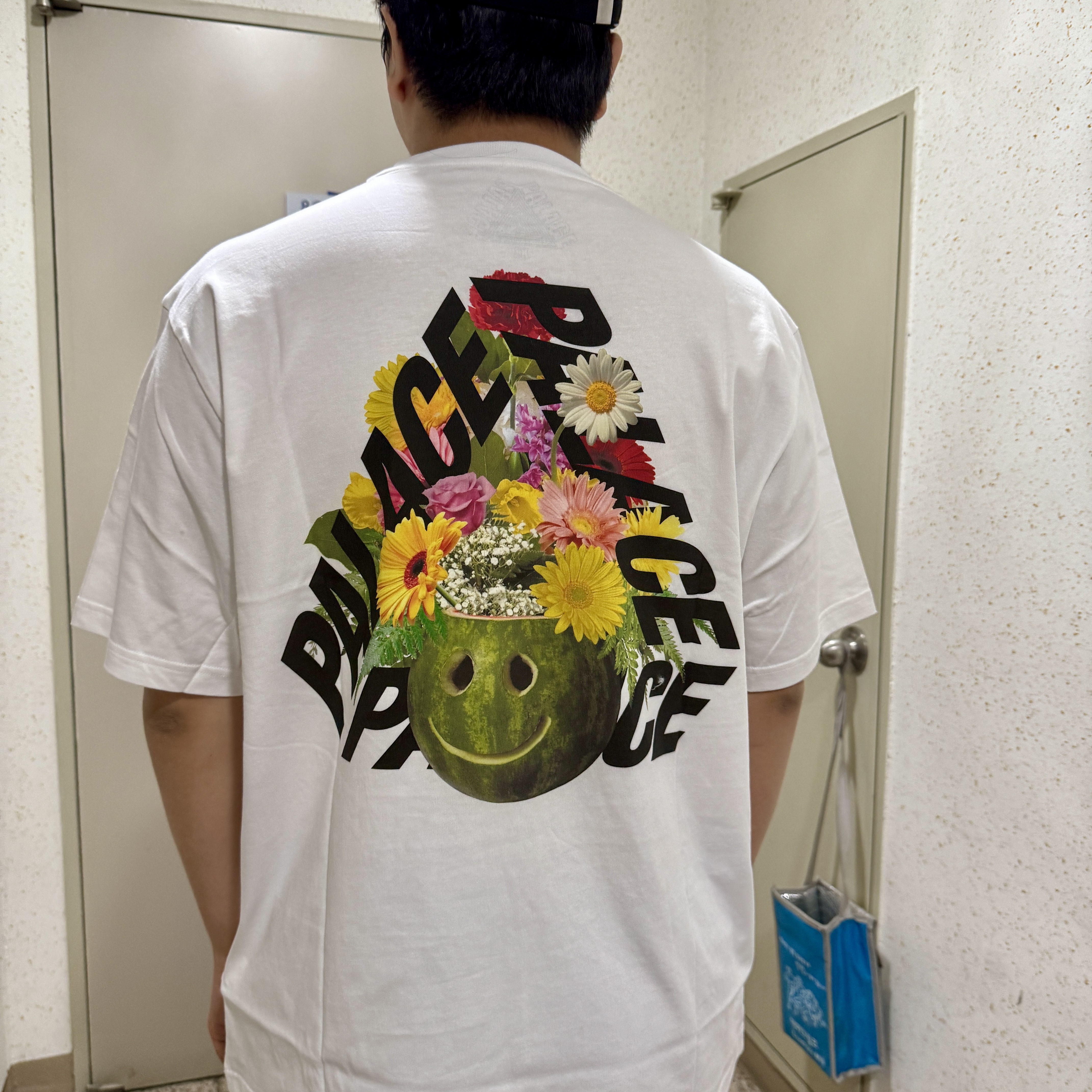 Palace P-3 Punch T-Shirt White - 24FW 착용 스타일
