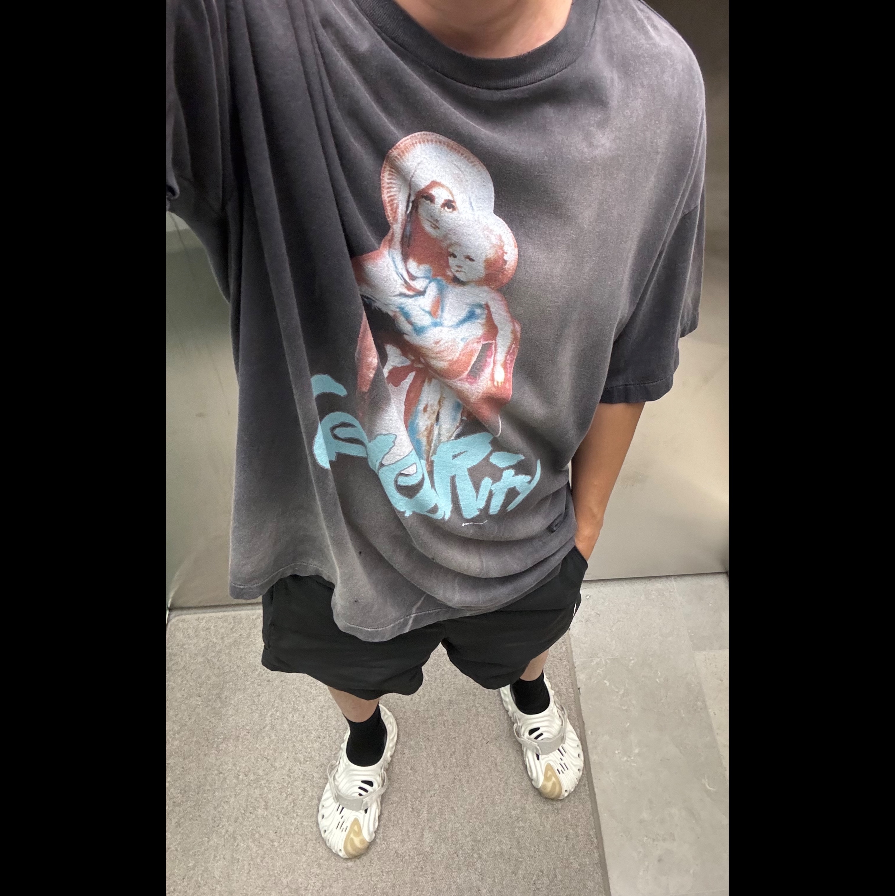 Saint Mxxxxxx SS T-Shirt Celebrity Black - 24SS, Crocs x Salehe Bembury Pollex Clog Stratus 착용 스타일