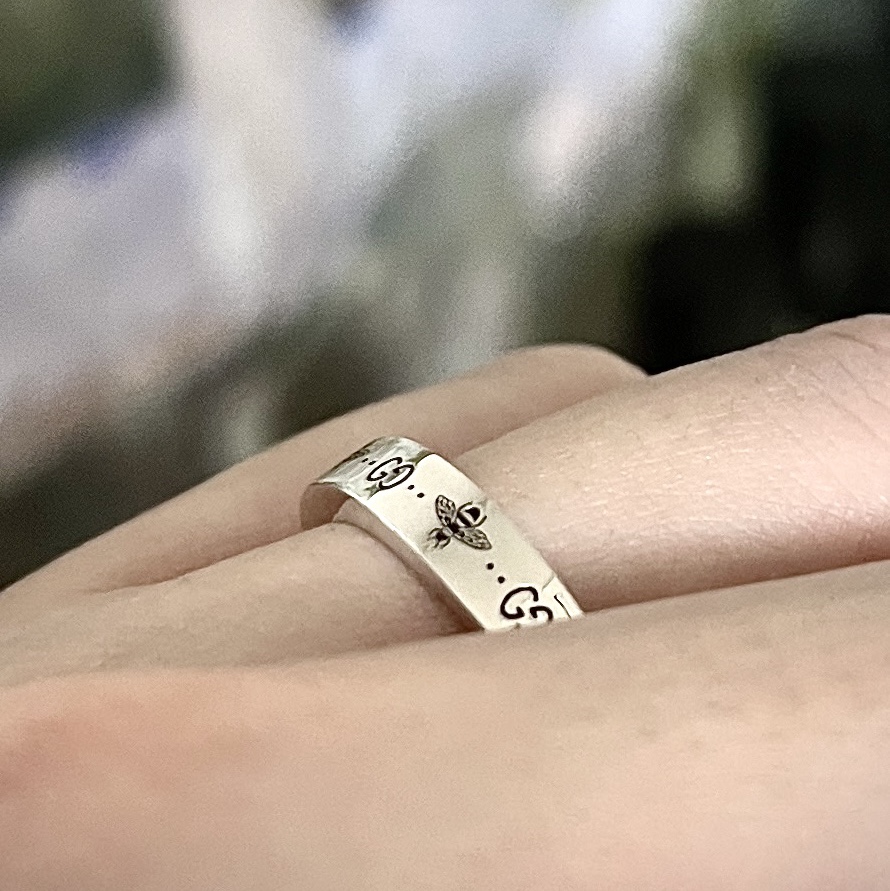 Gucci GG Bee Engraved Thin Ring Silver, Tiffany & Co. 1837 Ring Narrow Silver 착용 스타일 - 2