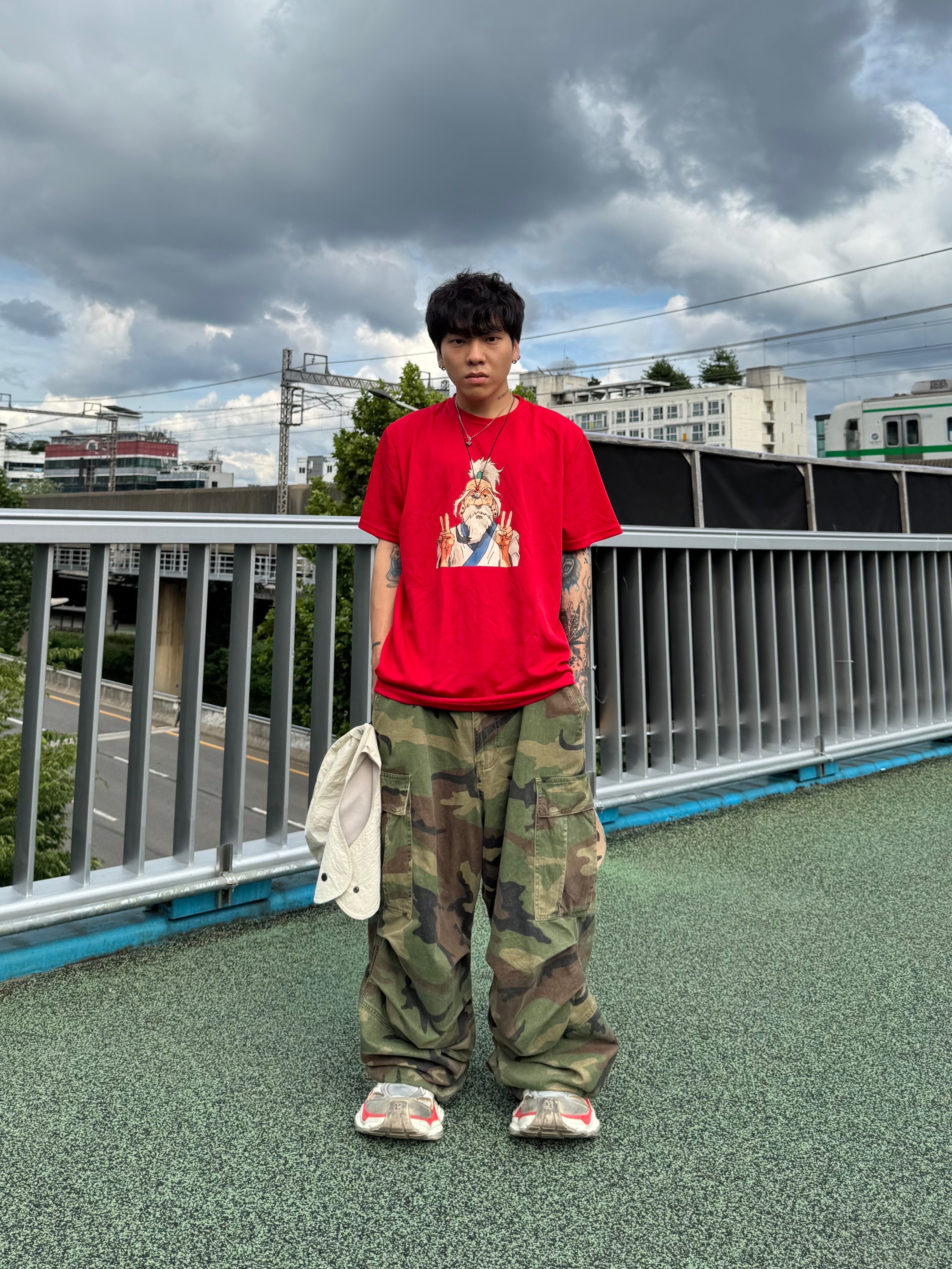 NOD Stone Washed Cargo Pants Camo, Balenciaga Cargo Sneakers Beige Grey Red 착용 스타일 - 4