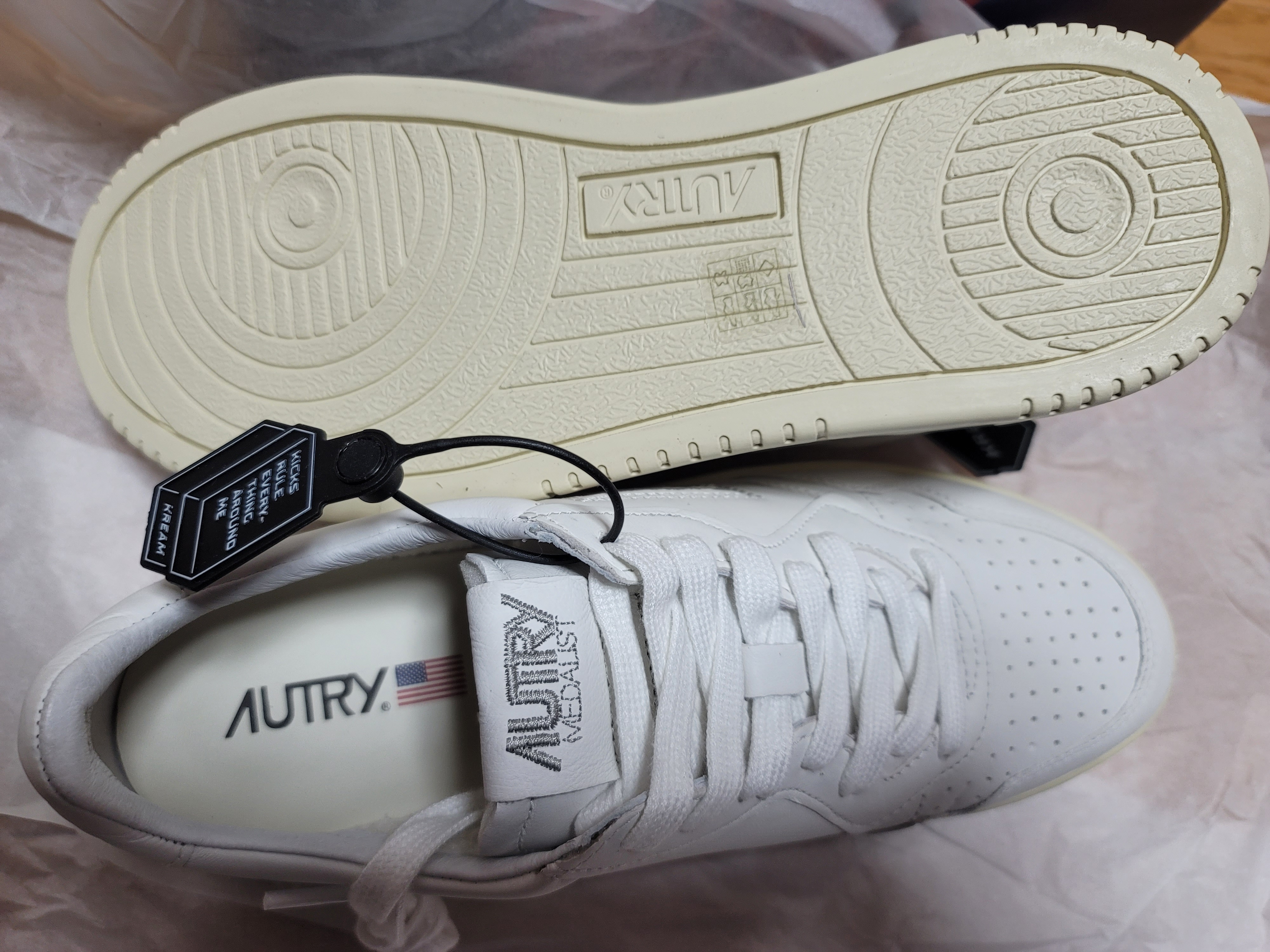 Autry Medalist Low Goatskin Sneakers White 착용 스타일