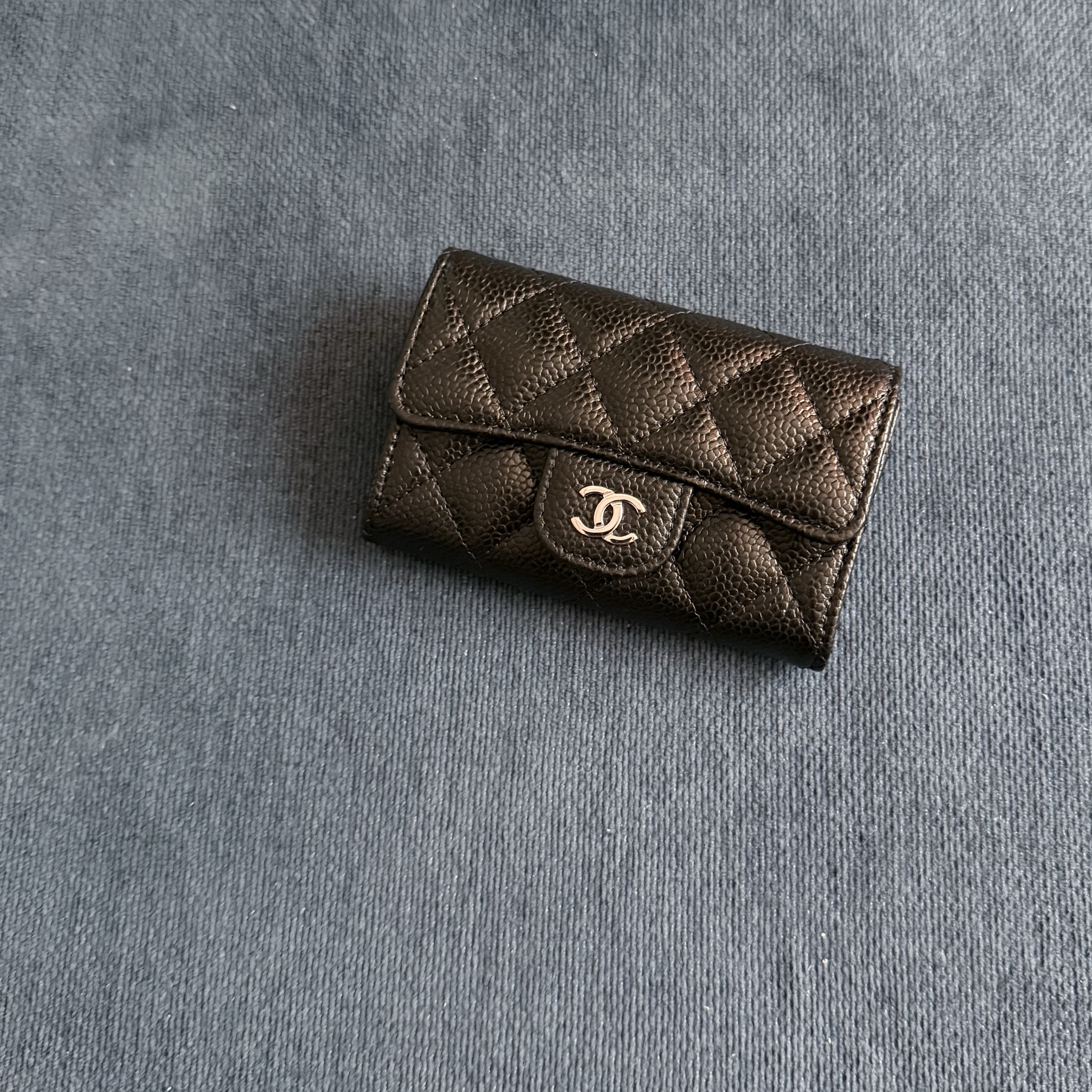 Chanel Classic Card Holder Grained Calfskin & Silver Black 착용 스타일