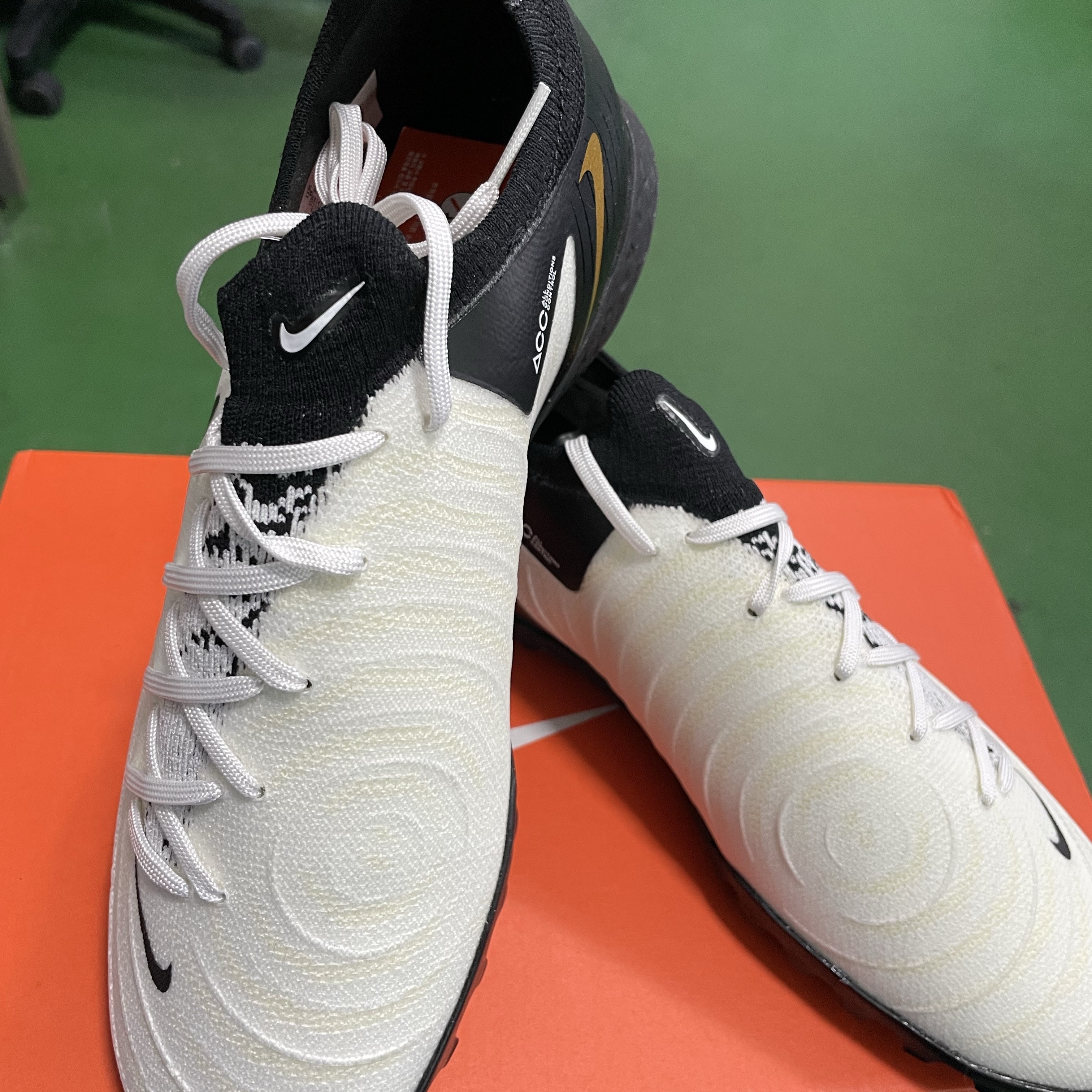 Nike Phantom GX 2 Pro TF White Metallic Gold Coin 착용 스타일 - 2