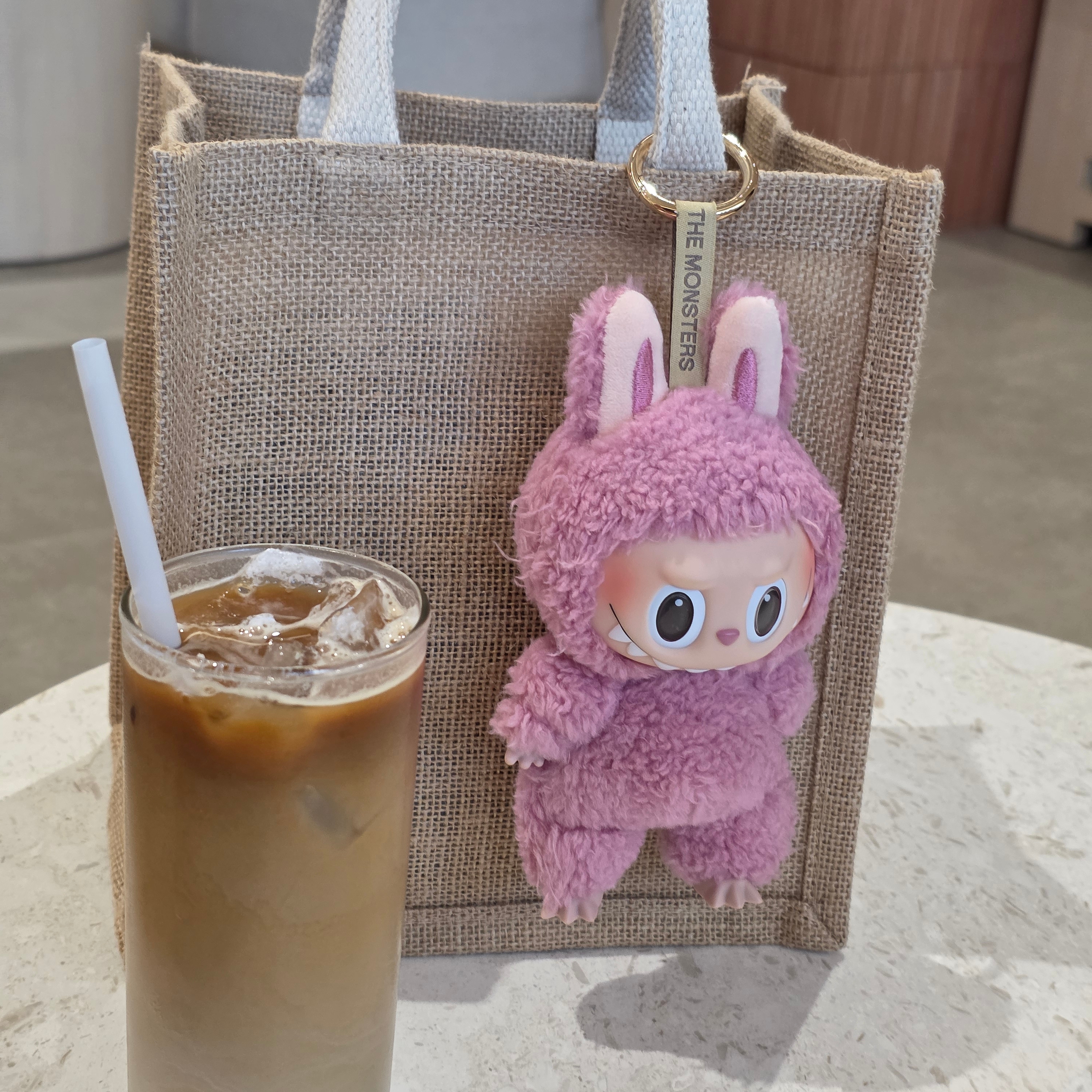 Pop Mart Labubu The Monsters Labubu Tasty Macarons Series Lyche Berry Keyring 착용 스타일